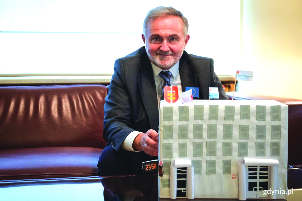 na zdjęciu prezydent Gdyni trzyma przed sobą papierową makietę Urzędu Miasta//fot. Sławek Okoń