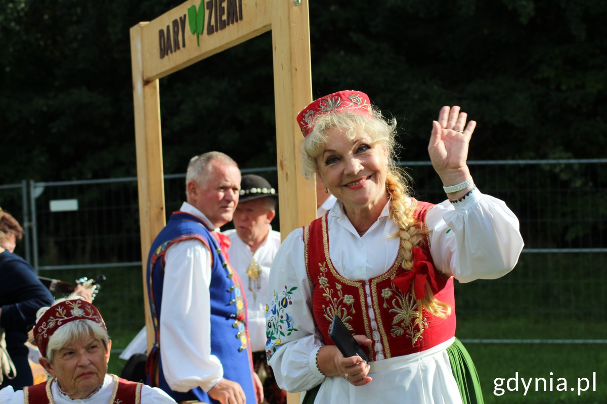 Machająca kobieta w stroju ludowym