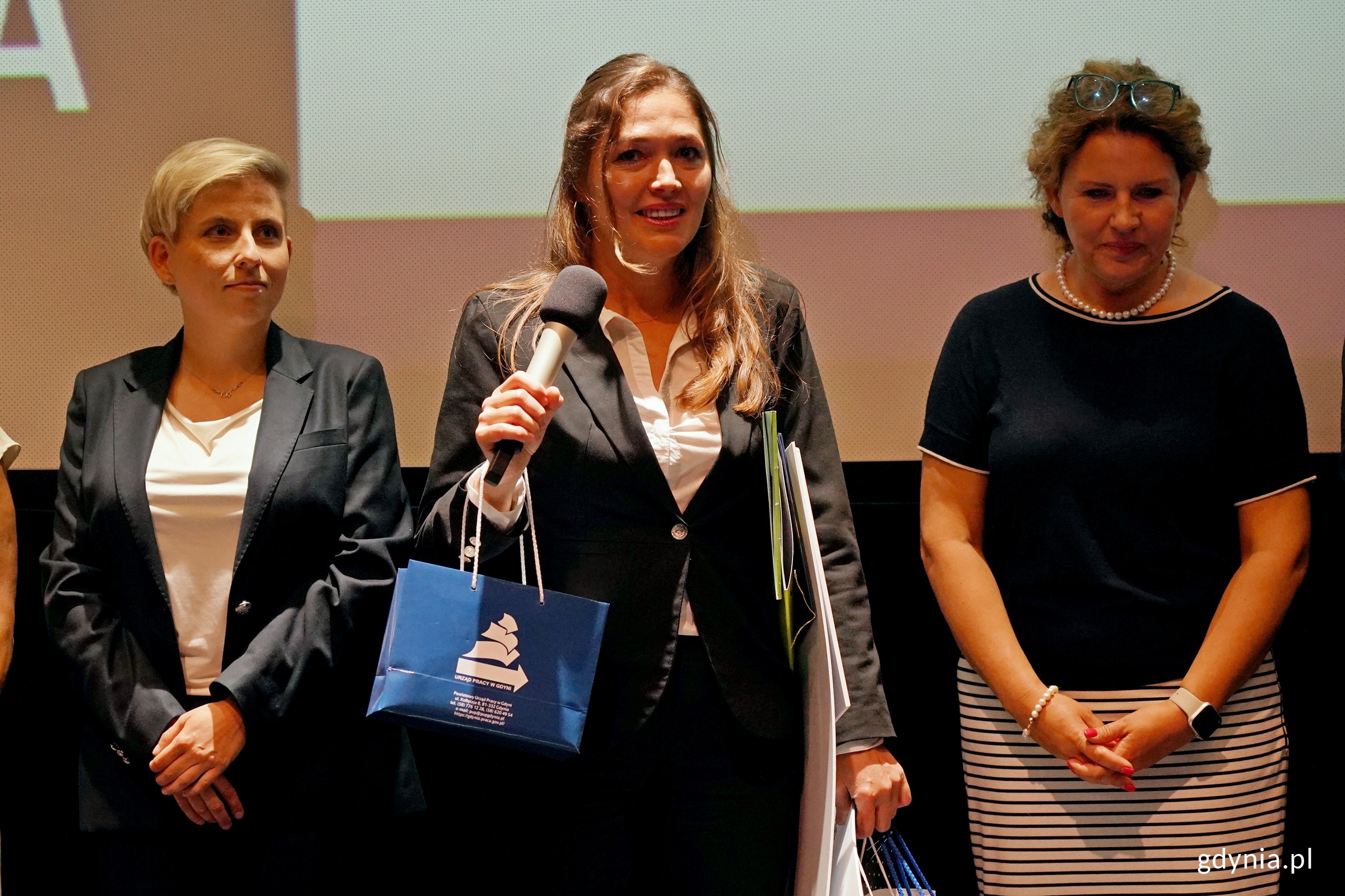 Aleksandra Grabowiec - laureatka konkursu „Kurs na Biznes” w kategorii „Idea” po odebraniu nagród (fot. Magdalena Czernek)