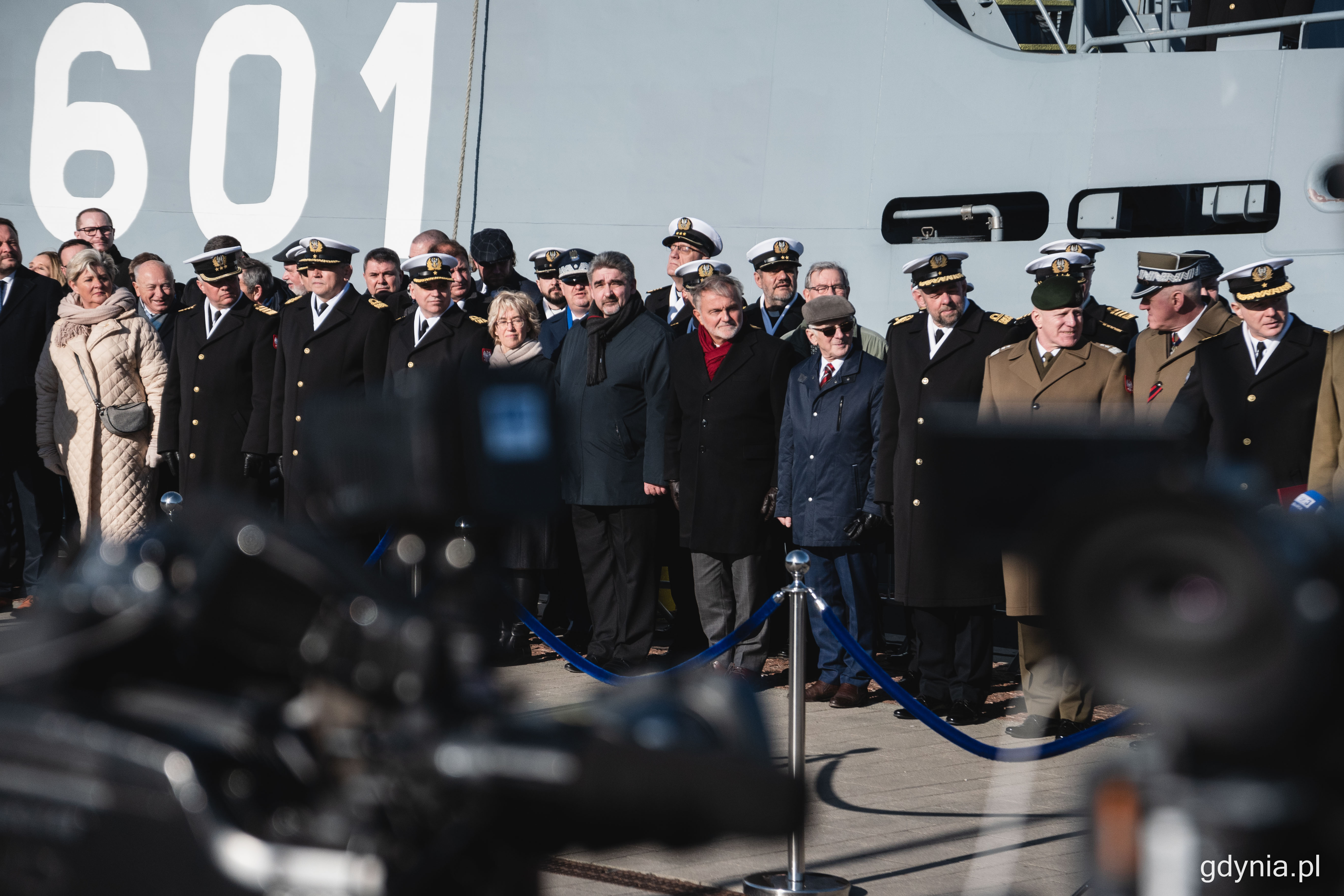 Udział w uroczystym, pierwszym wciągnięciu bandery na nowy okręt wzięli m.in. przedstawiciele Dowództwa Generalnego Rodzajów Sił Zbrojnych, Marynarki Wojennej, Ministerstwa Obrony Narodowej. Miasto reprezentowali m.in. prezydent Gdyni, Wojciech Szczurek, wiceprezydent Marek Łucyk i gdyńscy radni, fot. Kamil Złoch