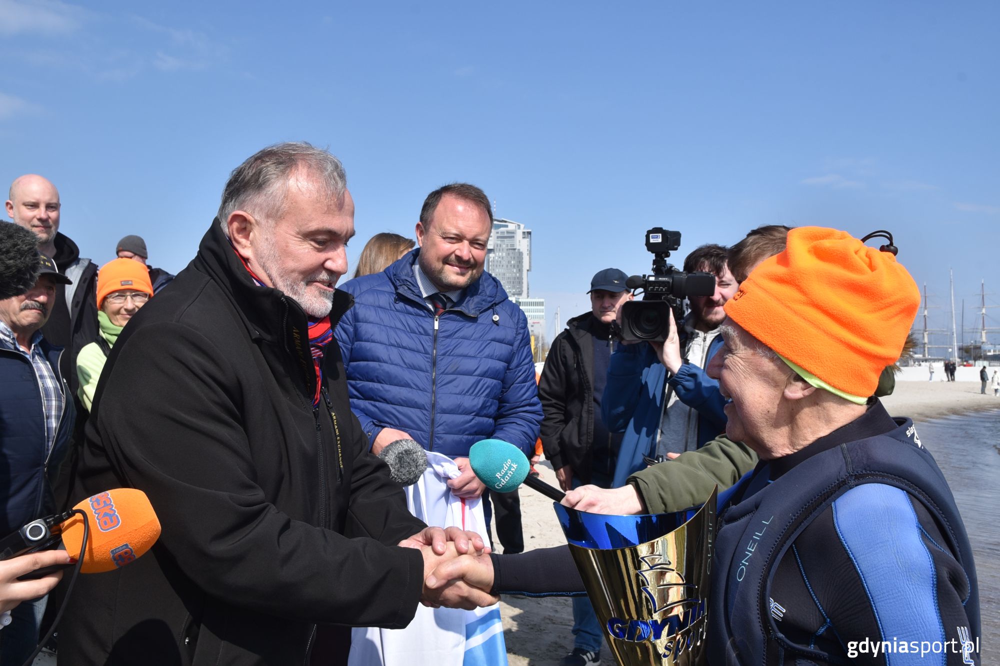 prezydent wręczający puchar