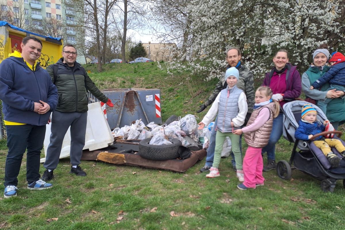 Uczestnicy akcji sprzątania z okazji Dnia Ziemi wraz z radnym dzielnicy Maciejem Wojnickim (fot. Rada Dzielnicy Witomino)