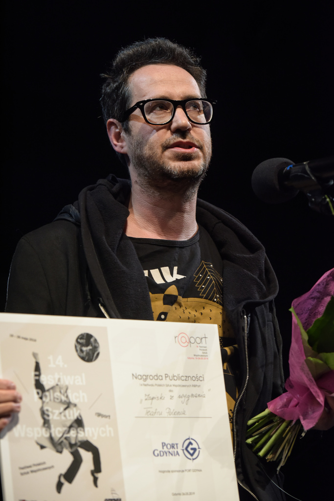 Piotr Ratajczak - współpracownik Teatru Polonia w Warszawie odebrał Nagrodę Główna i Nagrodę Publiczności w imieniu twórców spektaklu "Zapiski z wygnania"