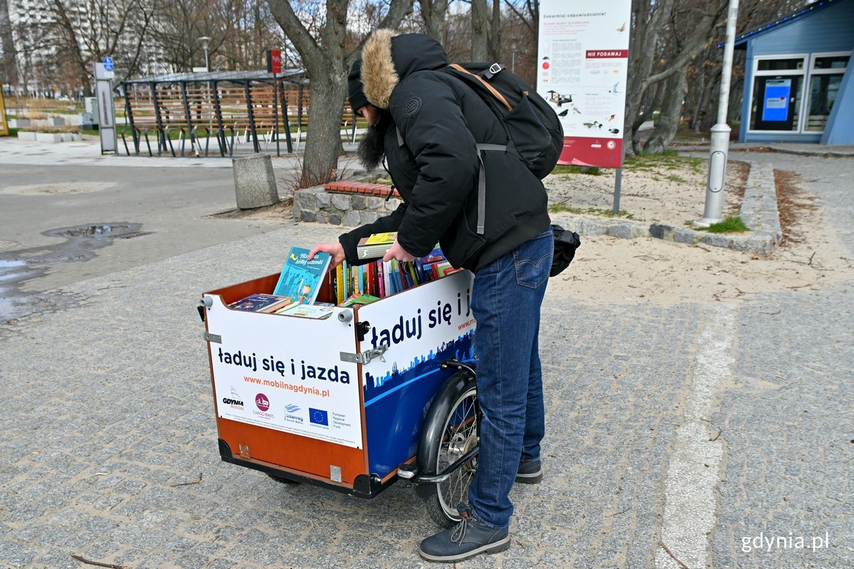 Międzynarodowy Dzień Książki dla Dzieci stał się okazją do tego, by na ulice Gdyni ruszył bibliorower. Fot. Magdalena Czernek