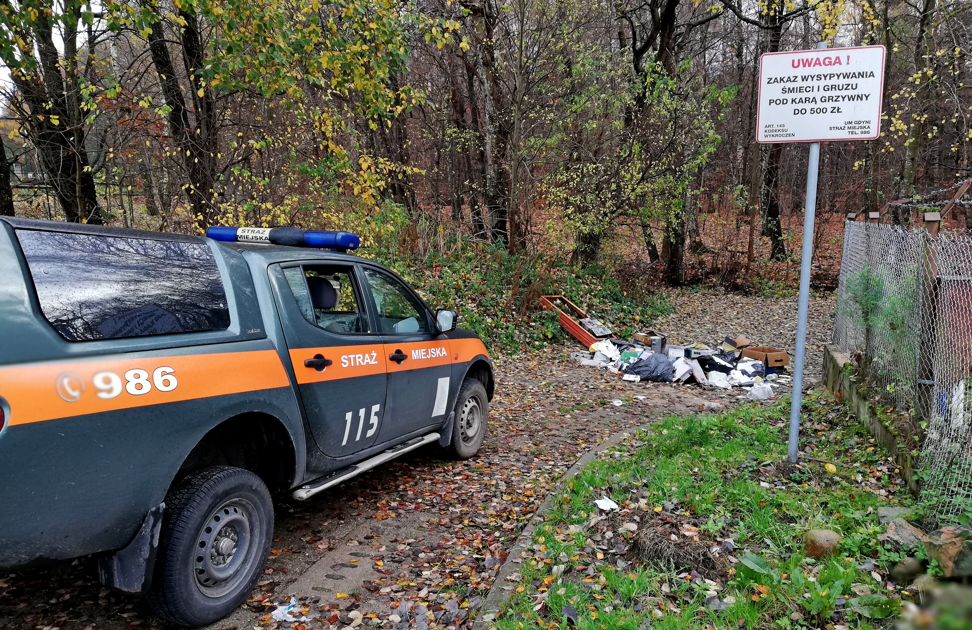 Radiowóz Ekopatrolu namierzył kobietę dzięki fotopułapce zamontowanej na miejscu, fot. Straż Miejska w Gdyni