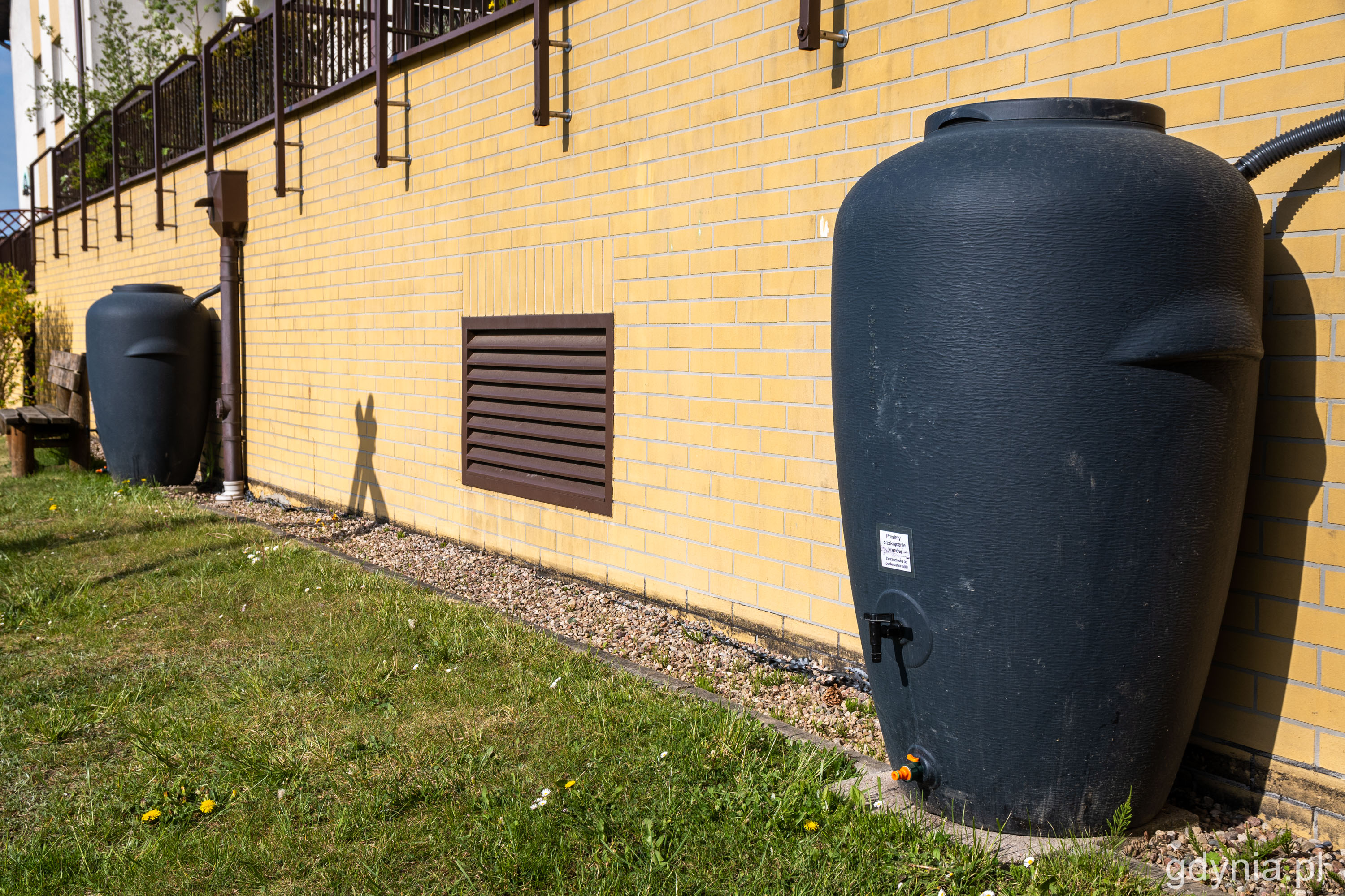 Beczki o pojemności 440 litrów rozmieszczone są w różnych miejscach niewielkiego osiedla mieszkaniowego w Wielkim Kacku // fot. Paweł Kukla