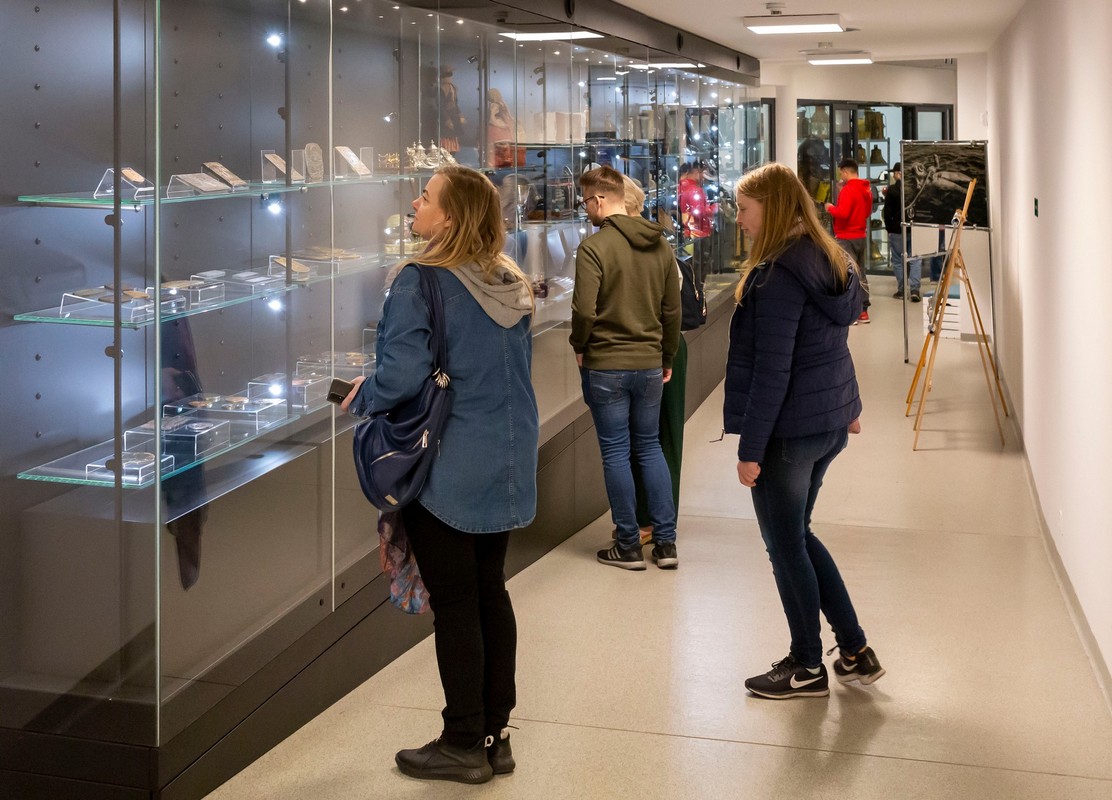 Zwiedzający oglądają eksponaty w podziemnym magazynie studyjnym Muzeum Marynarki Wojennej // fot. materiały MMW