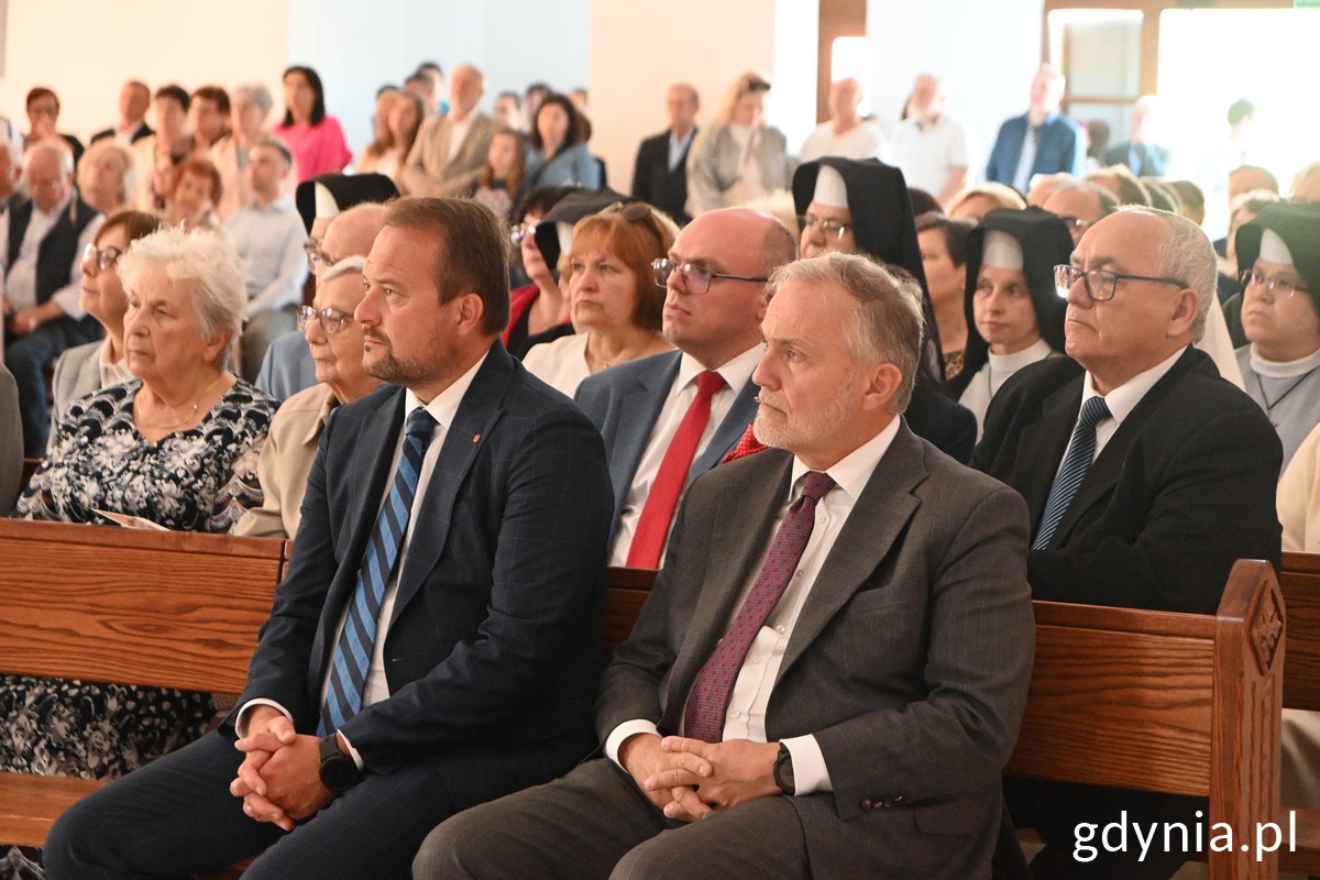 W kościelnej ławce siedzą (od prawej): prezydent Gdyni Wojciech Szczurek i wiceprezydent Marek Łucyk