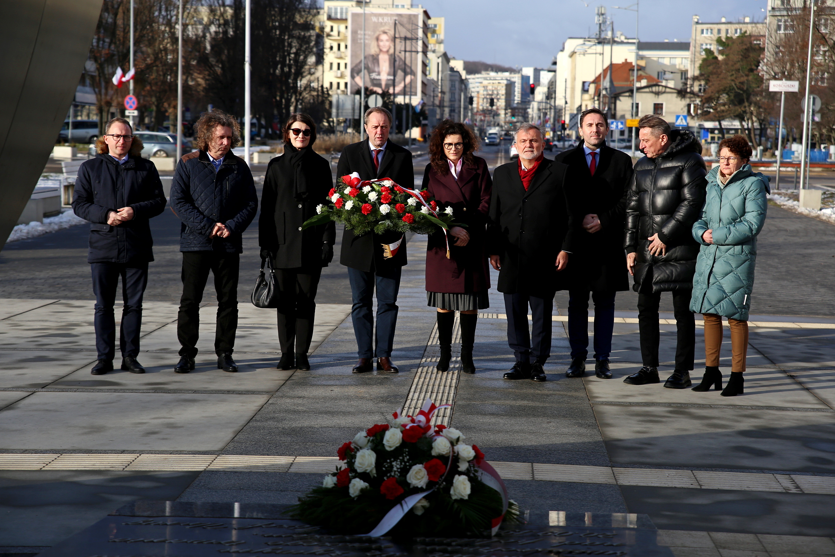 Pomorscy samorządowcy złozyli wspólnie kwiaty pod Pomnikiem Polski Morskiej. Fot. Przemysław Kozłowski