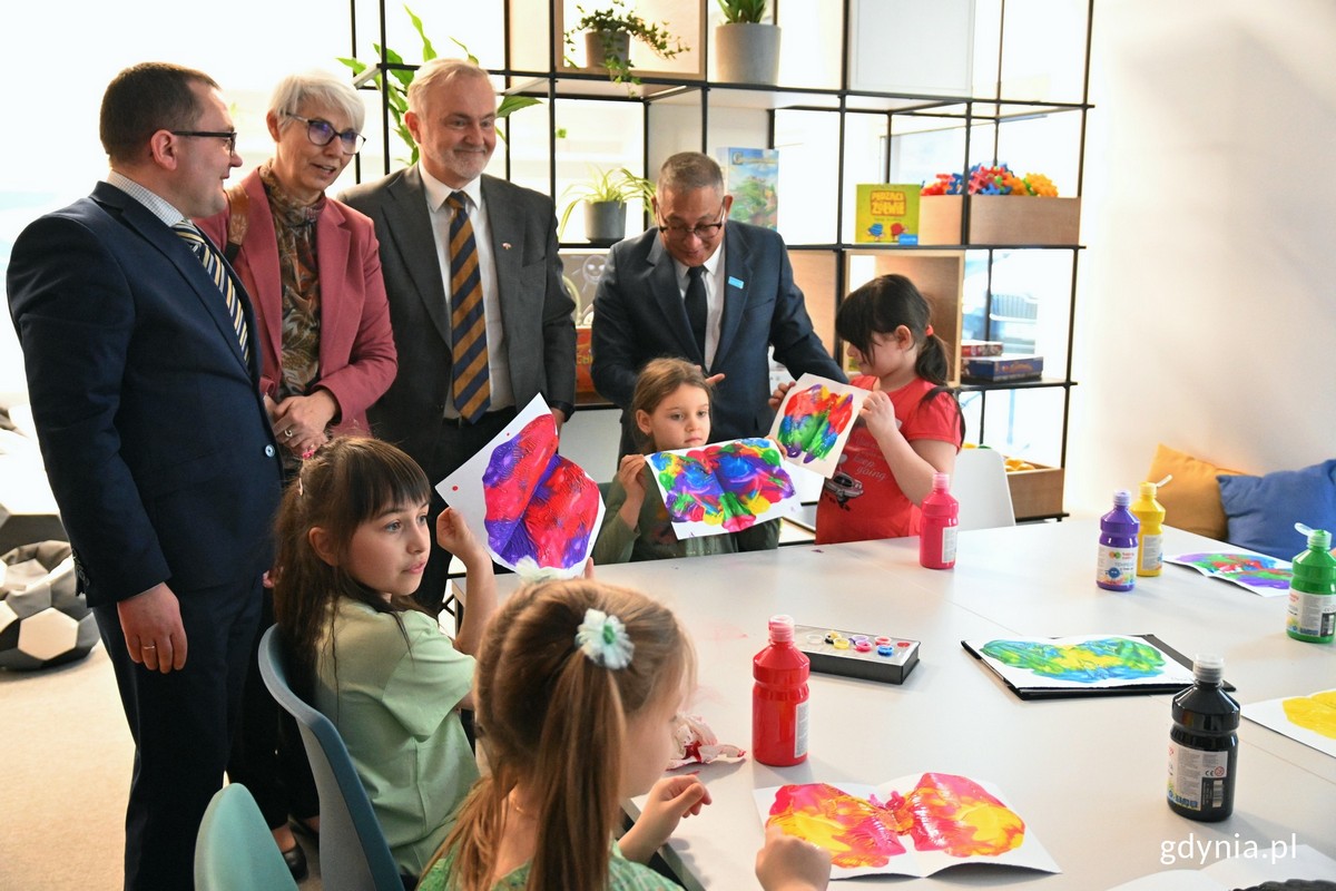 Ukraińcy, którzy znaleźli swoje miejsce w Gdyni integrują się m.in. w punkcie Spilno Gdynia, który powstał we współpracy z UNICEF. Na zdjęciu: Oleksandr Plodystyi - konsul Ukrainy w Gdańsku, Joanna Zielińska - przewodnicząca Rady Miasta Gdyni, prezydent Gdyni Wojciech Szczurek oraz Rashed Mustafa Sarwar - koordynator UNICEFU-u ds. reagowania kryzysowego w Polsce wraz z ukraińskimi dziećmi podczas warsztatów, które odbyły się pierwszego dnia funkcjonowania Spilno Gdynia, fot. Magdalena Czernek