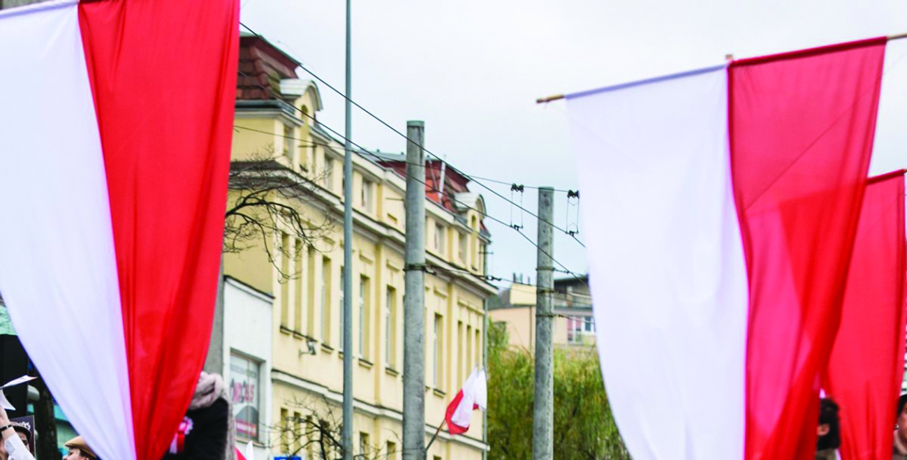 Na zdjęciu ulica Świętojańska przystrojona w biało-czerwone barwy//fot. Karol Stańczak