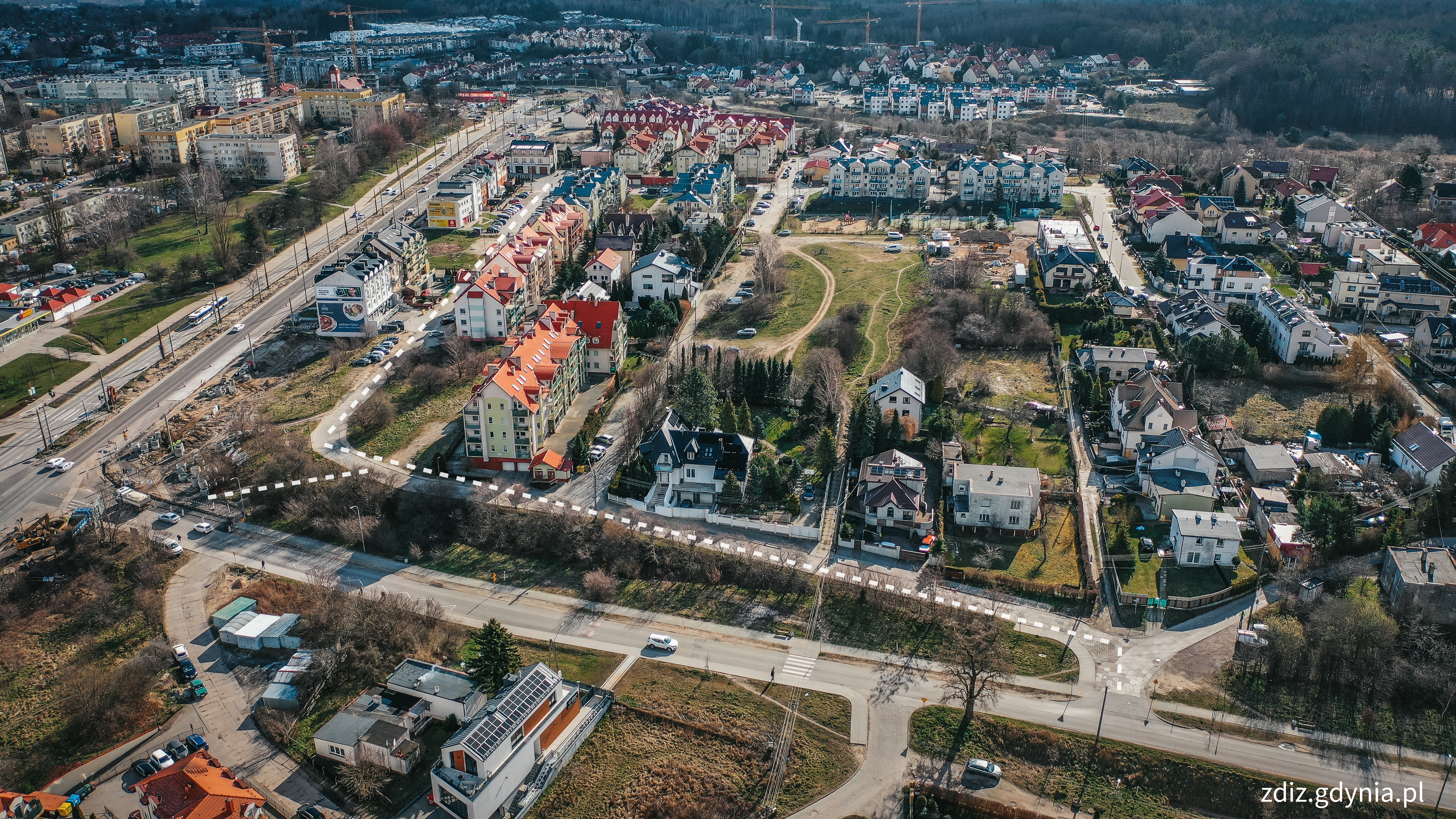 widok na odcinek ul. Starodworcowej z góry, widoczne budynki, droga