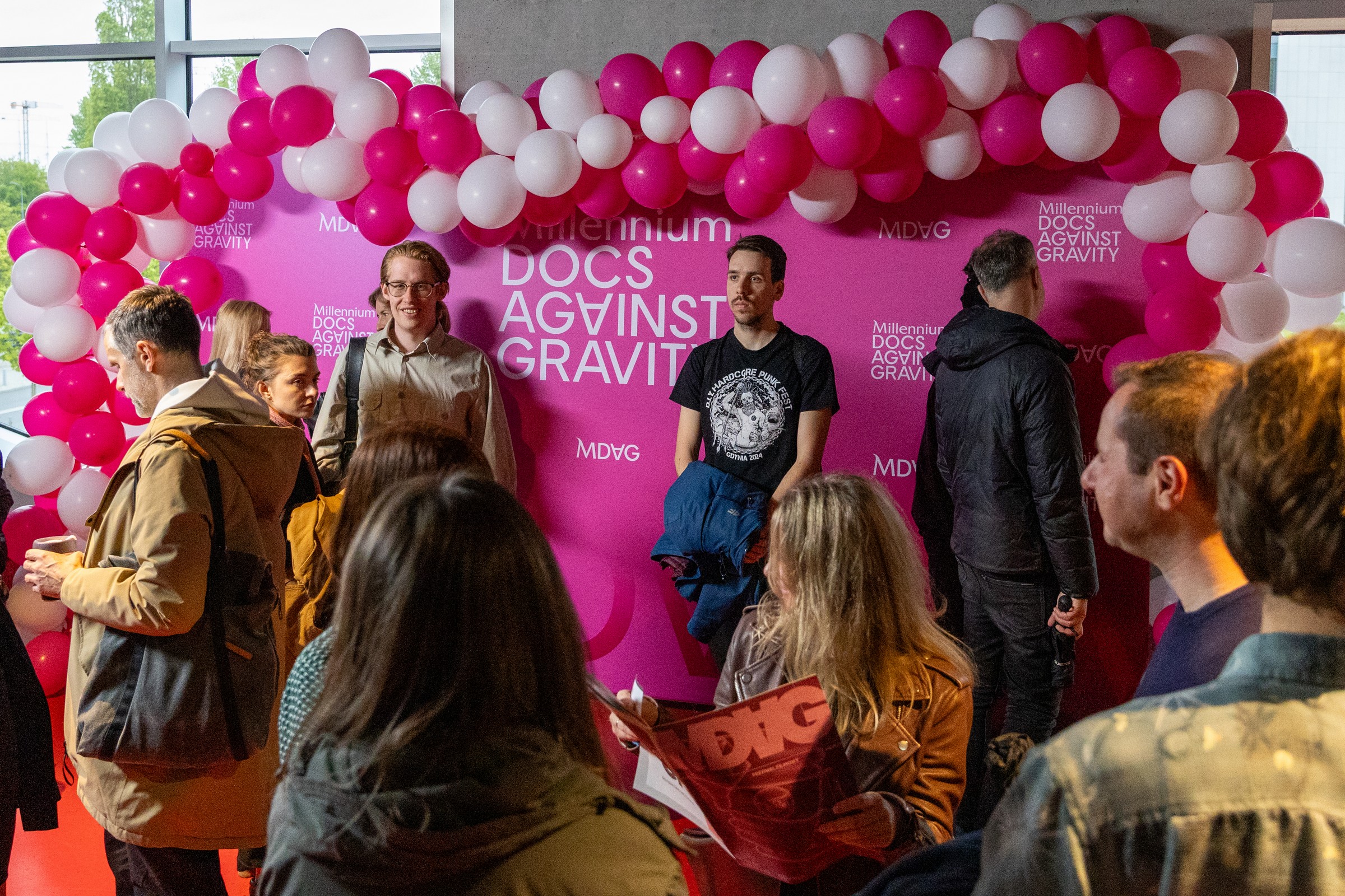 Uczestnicy festiwalu Millennium Docs Against Gravity zgromadzeni w Gdyńskim Centrum Filmowym (fot. Anna Rezulak)