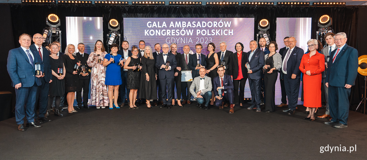 Laureaci gali w towarzystwie prezydenta Wojciecha Szczurka, wiceprezydentki Katarzyny Gruszeckiej-Spychały, prezesa POT Rafała Szmytke i Pauli Fanderowskiej, prezeski stowarzyszenia „Konferencje i Kongresy w Polsce”