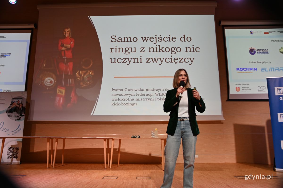 Iwona Guzowska, Mistrzymi świata w boksie, na scenie podczas przemowy na Gali Konkursu "Razem do zawodu".