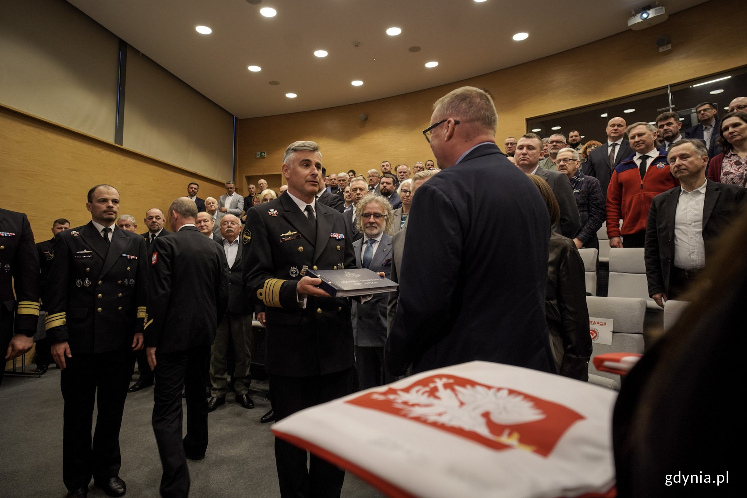 Kmdr Łukasz Szmigiel – dowódca Dywizjonu Okrętów Podwodnych 3 .Flotylli Okrętów i ostatni dowódca „Sokoła” wręcza kronikę okrętową Tomaszowi Miegoniowi – dyrektorowi Muzeum Marynarki Wojennej (fot. Kamil Złoch)
