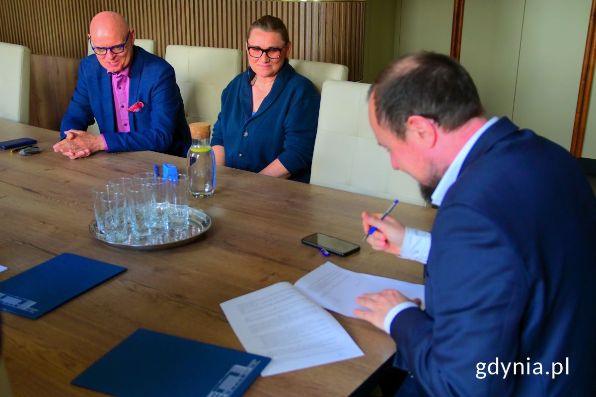 Dyrektor zarządzający ds. kultury i aktywności mieszkańców Mariusz Bzdęga podpisujący umowy