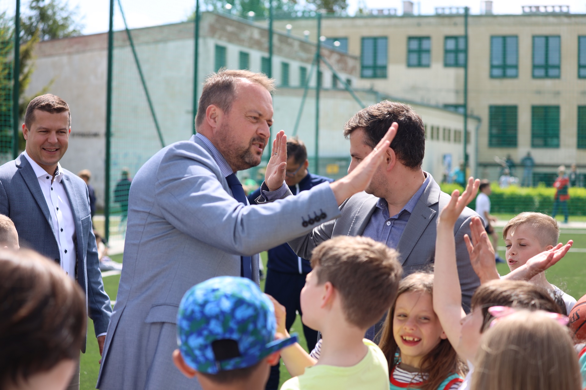 wiceprezydent Marek Łucyk zbijający piątki z uczniami 