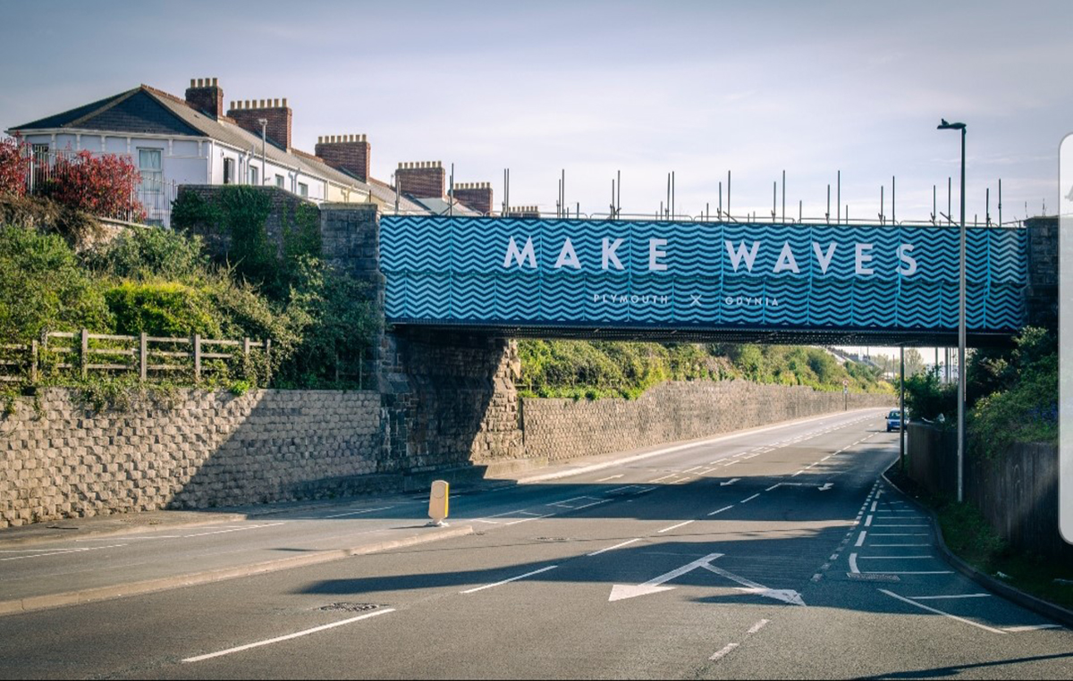 Most z nową grafiką: fale i napis make waves, Plymouth x Gdynia, fot. Plymouth-Gdynia Twinning Panel