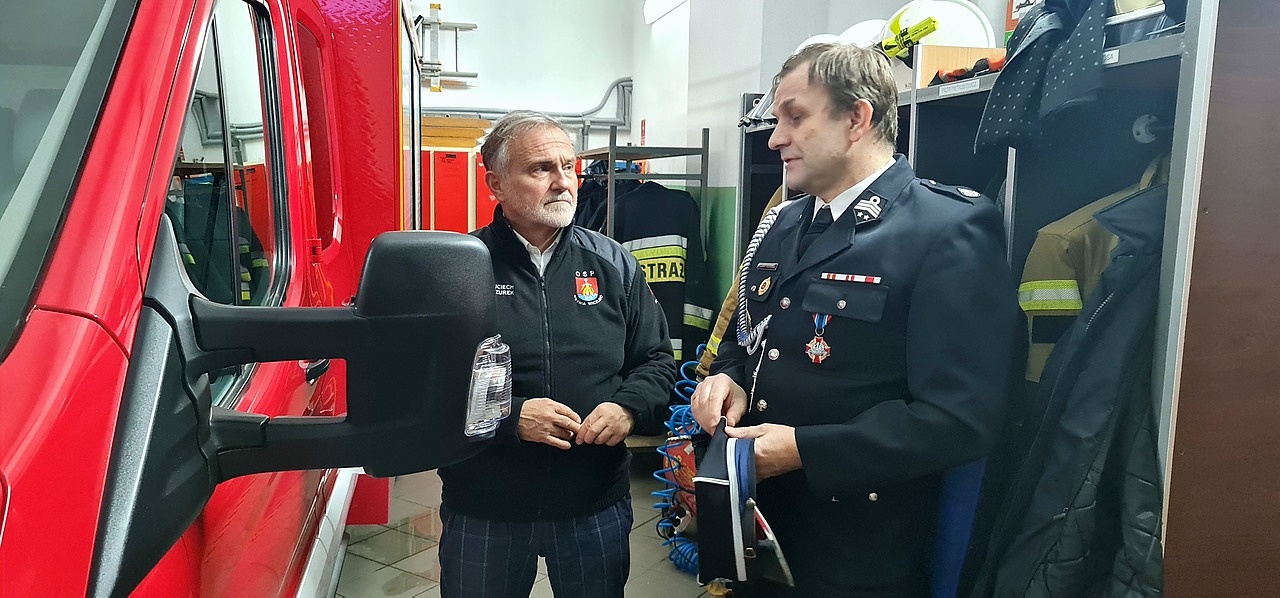 Samochód Lekki Ratownictwa Technicznego w siedzibie OSP Wiczlino. Na zdjęciu Wojciech Szczurek, Prezydent Gdyni oraz Waldemar Kolatowski, Prezes Ochotniczej Straży Pożarnej w Gdyni Wiczlinie. Fot. Zygmunt Gołąb