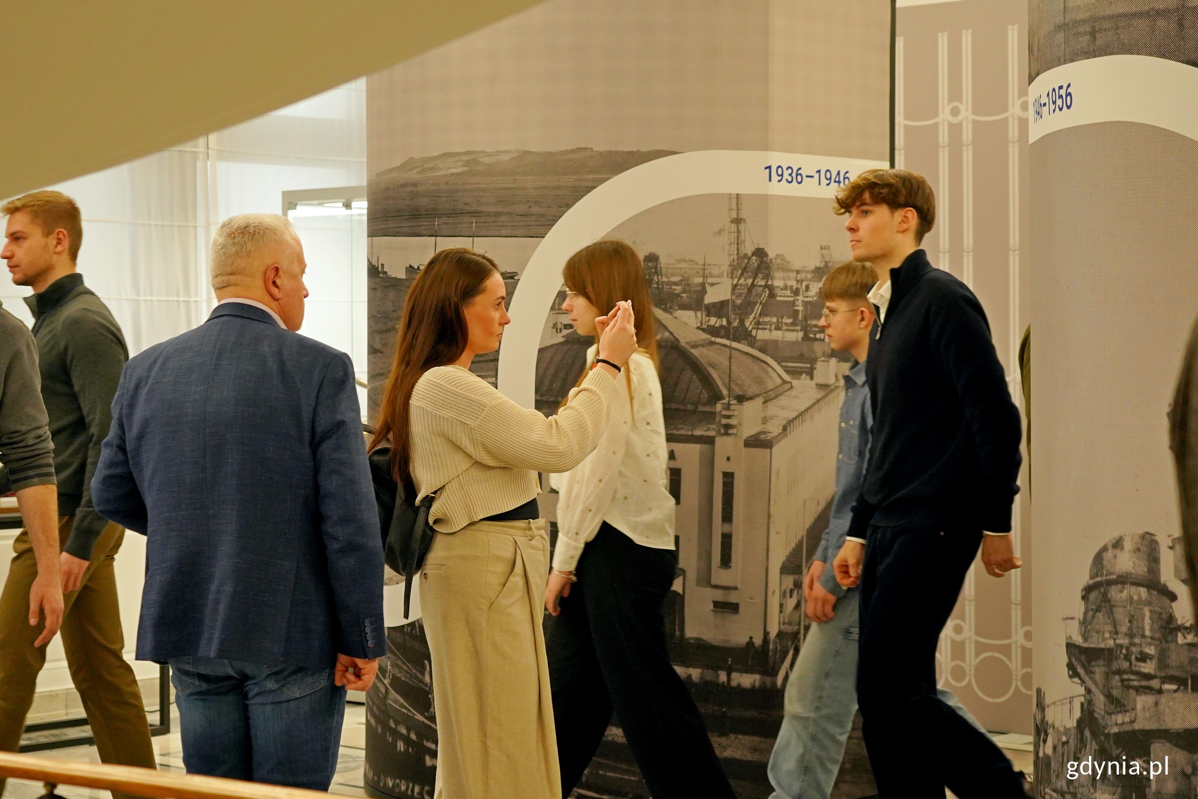 Uczestnicy wernisażu i goście odwiedzający Senat przyglądający się wystawie &bdquo;Gdynia x 10&rdquo; (fot. Magdalena Czernek)