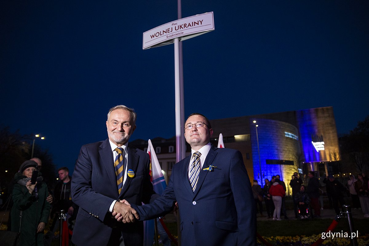 Prezydent Gdyni Wojciech Szczurek i Oleksandr Plodystyi, konsul generalny Ukrainy w Gdańsku podczas uroczystości odsłonięcia tablicy plac Wolnej Ukrainy. Fot. Przemysław Kozłowski