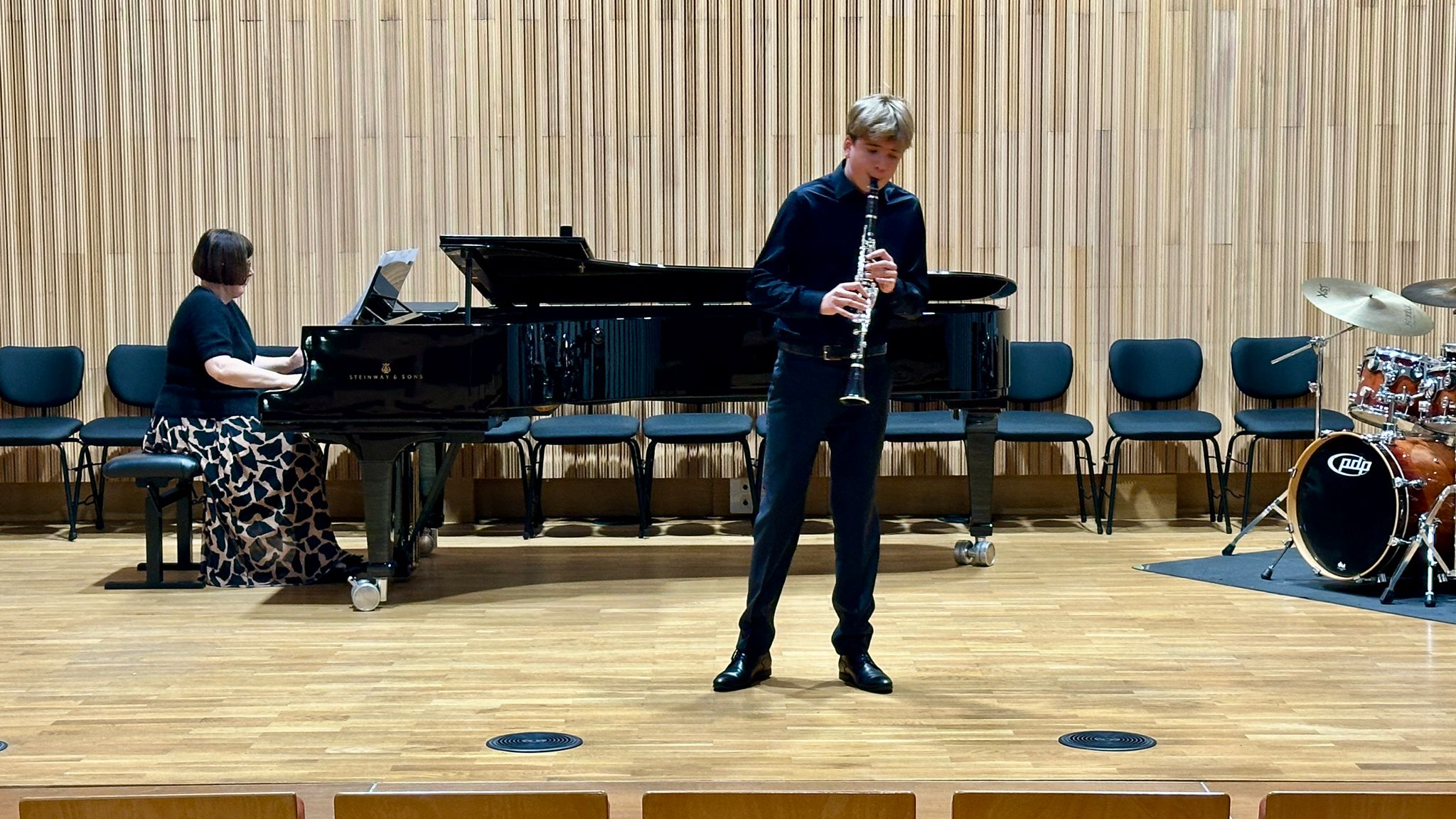 Piotr Kujawa gra na klarnecie podczas występu