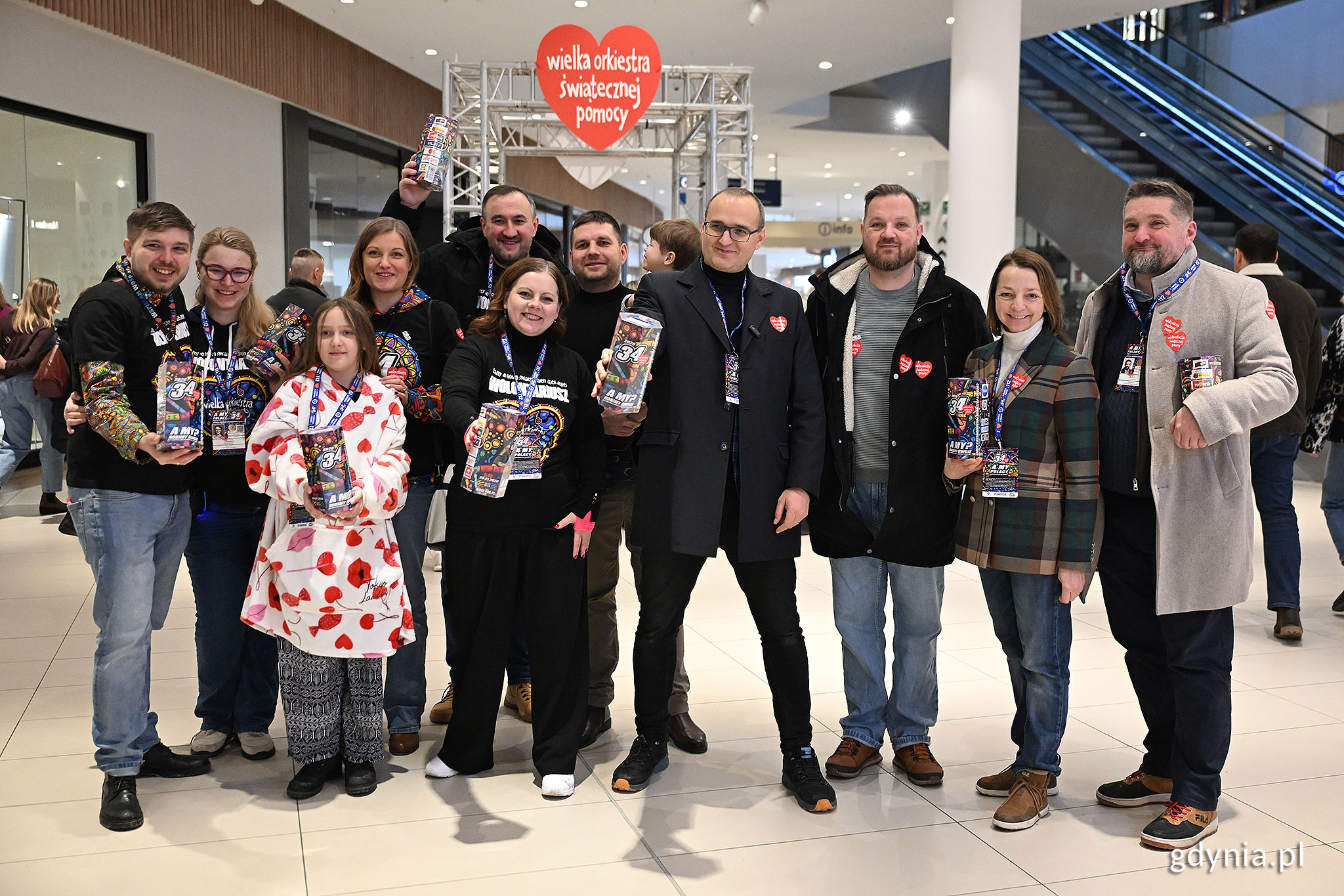 W Centrum Riviera kwestowali m.in. (od lewej): radni miasta Dominika Aziewicz i Natalia Kłopotek-Gł&oacute;wczewska, prezydent Gdyni Aleksandra Kosiorek oraz wiceprezydenci Tomasz Augustyniak i Maciej Zielonka, wicewojewoda pomorski Emil Rojek, radni miasta Łukasz Strzałkowski i Larysa Kramin oraz przewodniczący Rady Miasta Gdyni Tadeusz Szemiot (fot. Michał Puszczewicz)