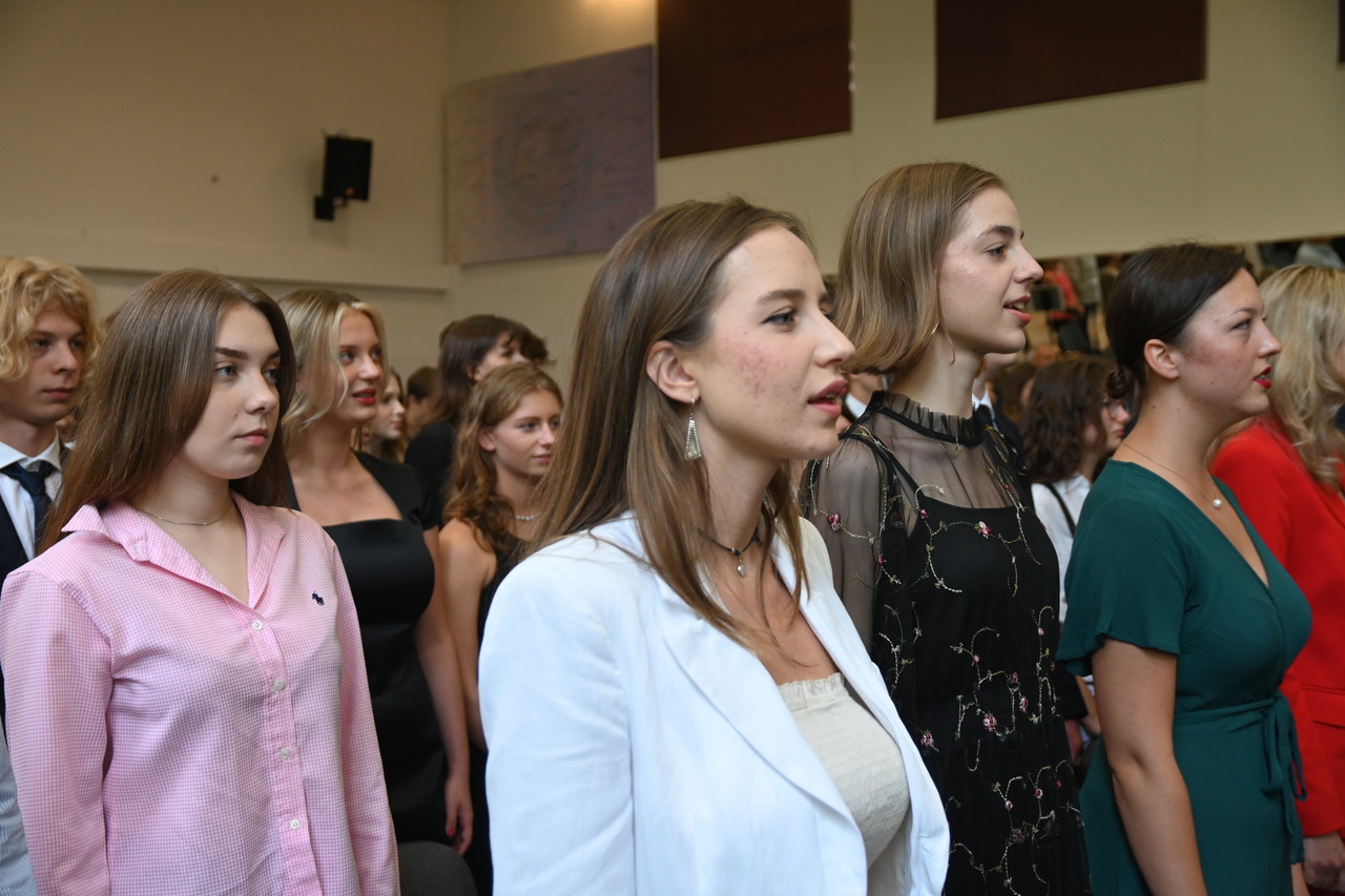 Podwójny jubileusz III LO im. Marynarki Wojennej w Gdyni - uczniowie i absolwenci.