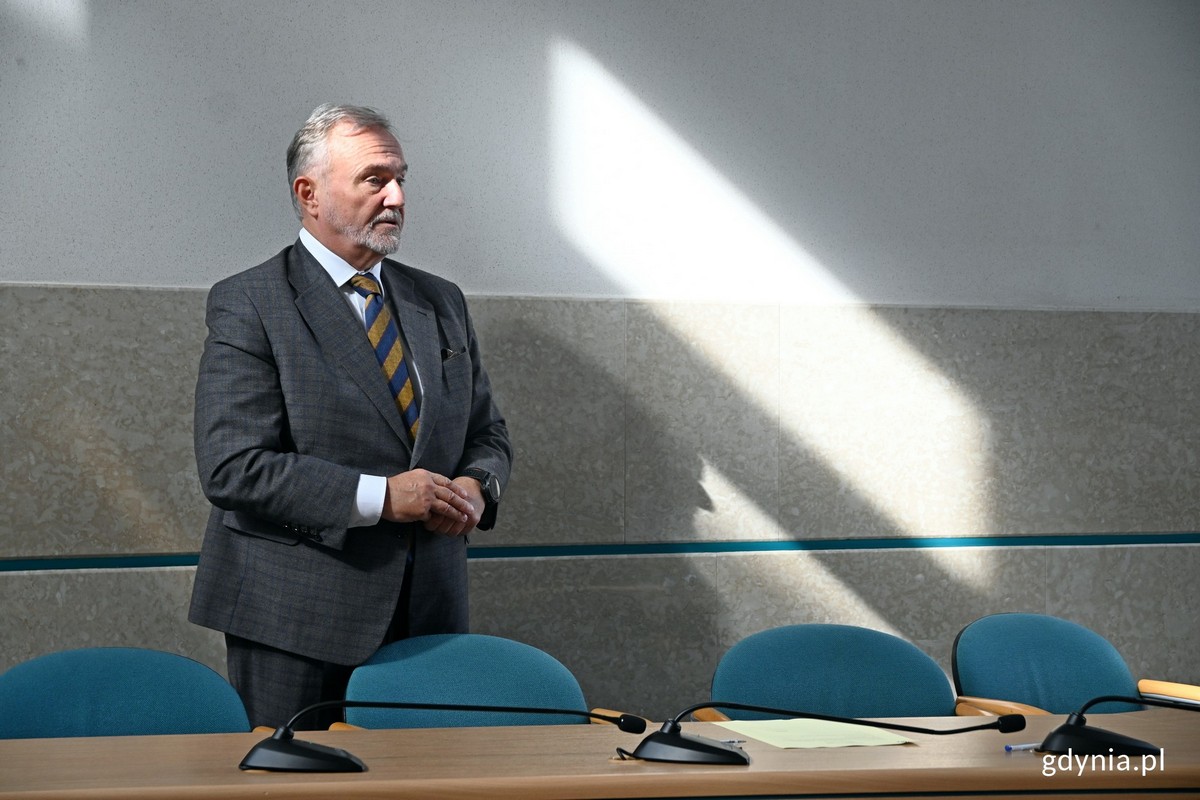 Prezydent Gdyni Wojciech Szczurek dziękuje członkom nowego Zespołu Interdyscyplinarnego