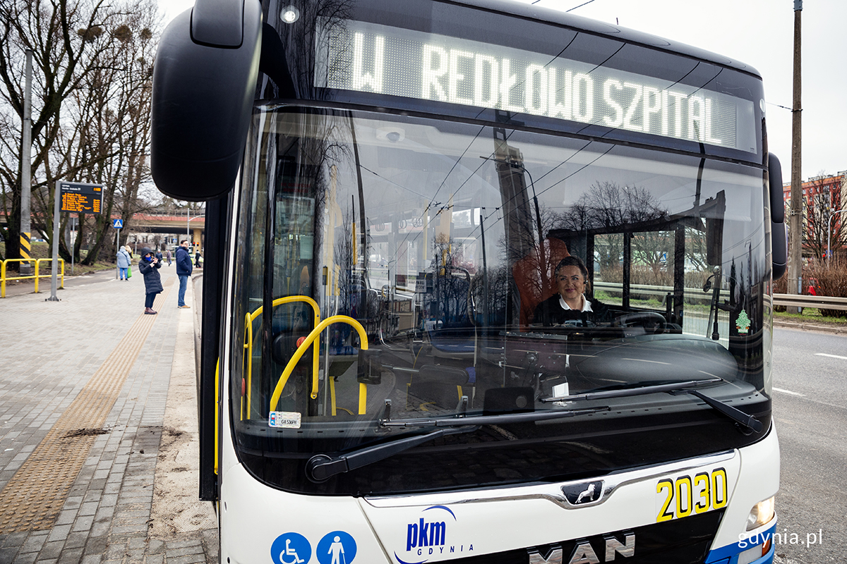 Autobus na przystanku.