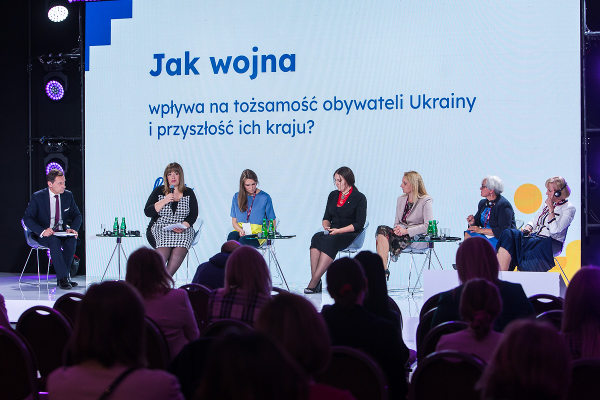 Lesia Valentyniwna Zaburanna, Sołomija Bobrowska i Sofiya Romanivna Fedyna – deputowane Rady Najwyższej Ukrainy oraz Agnieszka Ścigaj, Joanna Kluzik-Rostkowska i Anna Kwiecień – posłanki na Sejm RP podczas konferencji "Polka XXI wieku" // materiały Fundacji Projekt PL