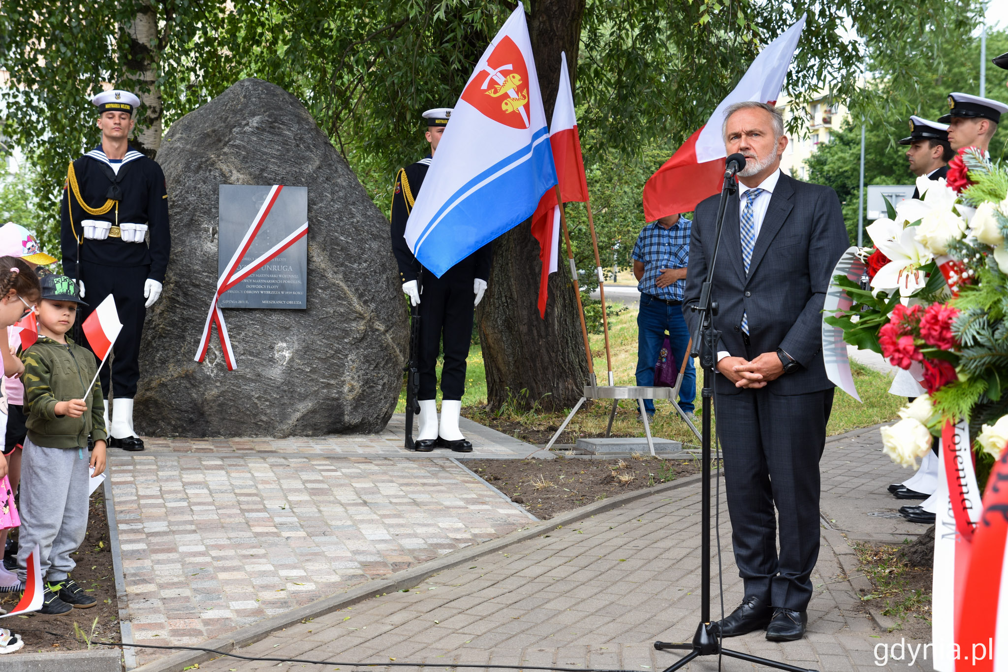 Uroczystość odsłonięcia tablicy upamiętniającej admirała Józefa Unruga. Przemawia prezydent Gdyni - Wojciech Szczurek // fot. Magdalena Czernek