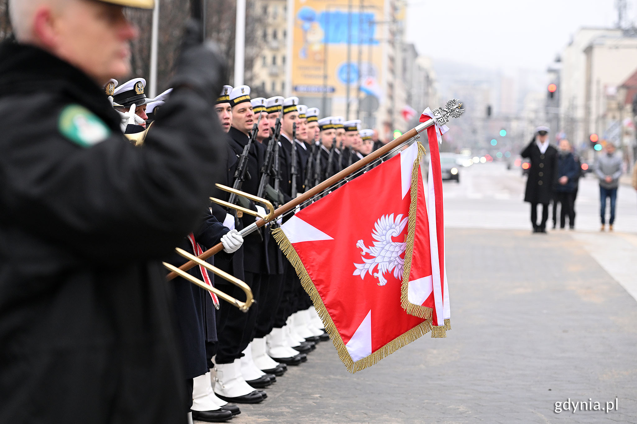 Uroczystości z okazji 98. rocznicy nadania Gdyni praw miejskich uświetniła wojskowa asysta honorowa. Na zdjęciu kompania honorowa ze sztandarem (fot. Michał Puszczewicz)