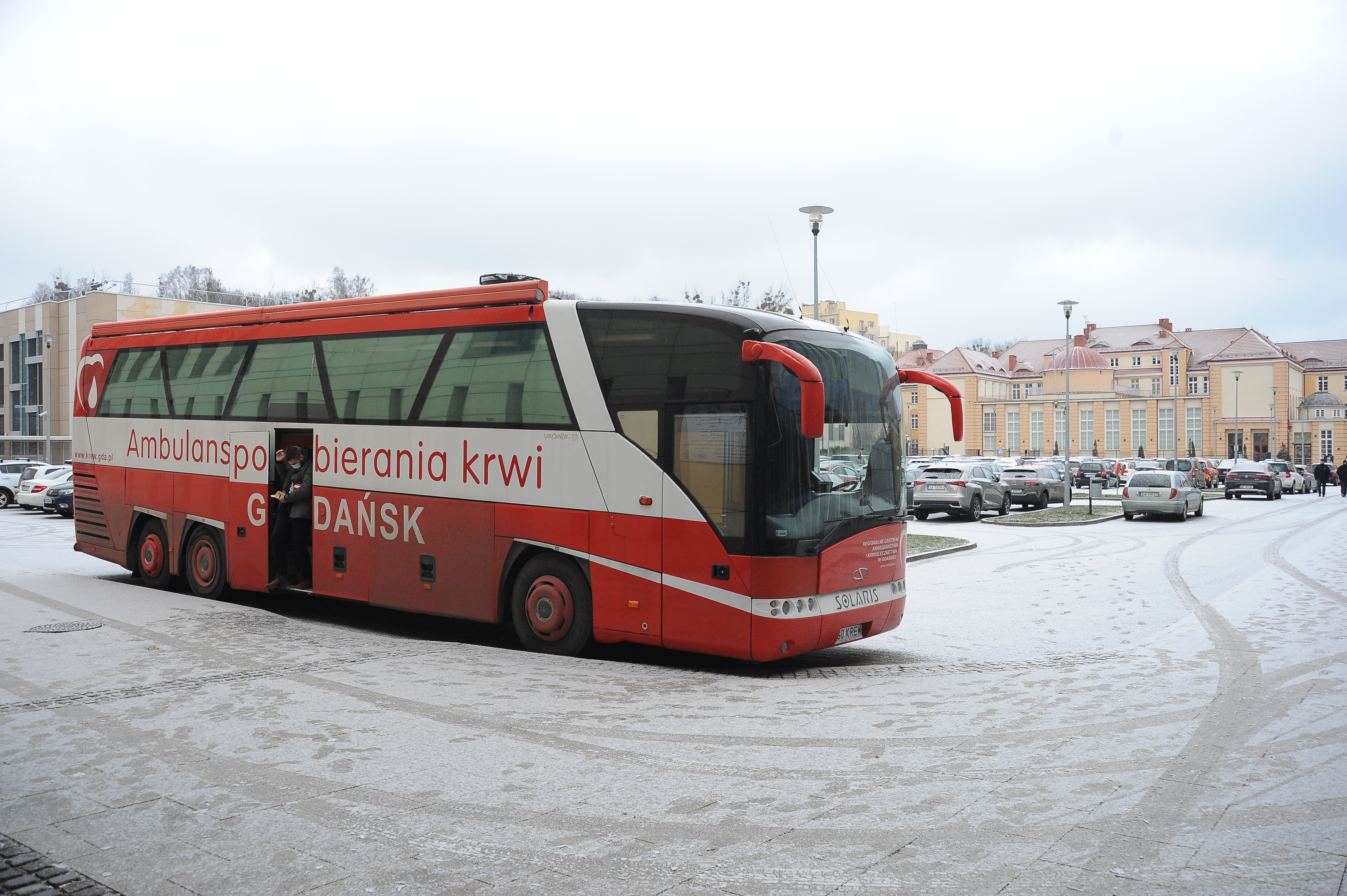 W ramach organizowanych przez uczelnię akcji mobilny krwiobus parkuje przy budynkach Akademii Marynarki Wojennej na Oksywiu, fot. Akademia Marynarki Wojennej w Gdyni / mat. prasowe