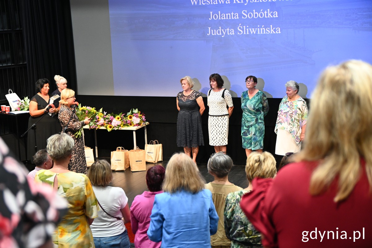 Na zdj. odchodzące na emeryturę dyrektorki: Jolanta Sobótka, Marzena Adamska, Wiesława Krysztofowicz i Judyta Śliwińska m.in. w towarzystwie wiceprezydentki Oktawii Gorzeńskiej, naczelniczki Iwony Tanewskiej i jej zastępczyni Agnieszki Kamińskiej-Klimczyk