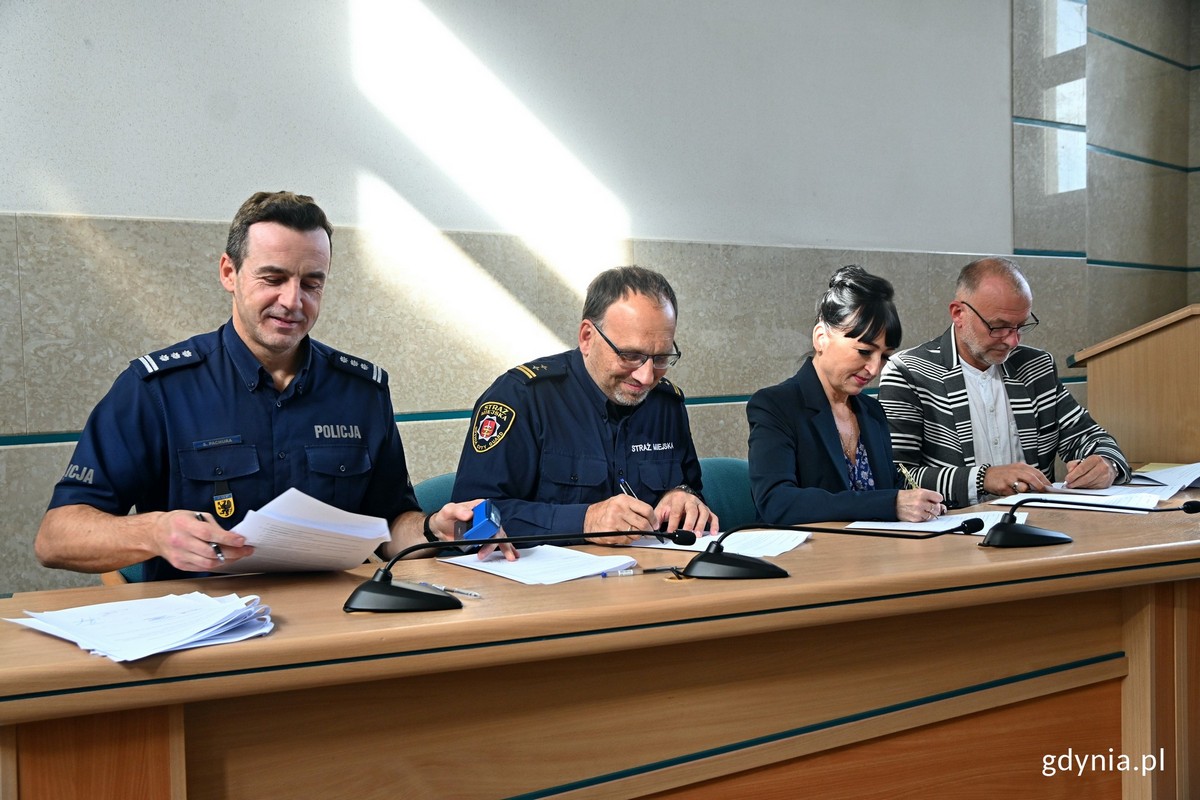 Na zdjęciu Wiceprezydent Gdyni Michał Guć, przedstawiciele służb mundurowych oraz Prokuratury Rejonowej podpisujący dokumentację dotyczącą nowego Zespołu ds. Interdyscyplinarnych.
