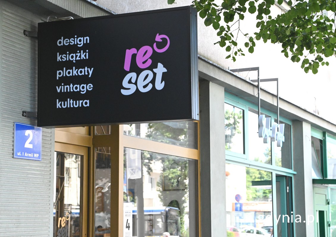 Szyld sklepu Reset: design, książki, plakaty, vintage, kultura // fot. Magda Śliżewska