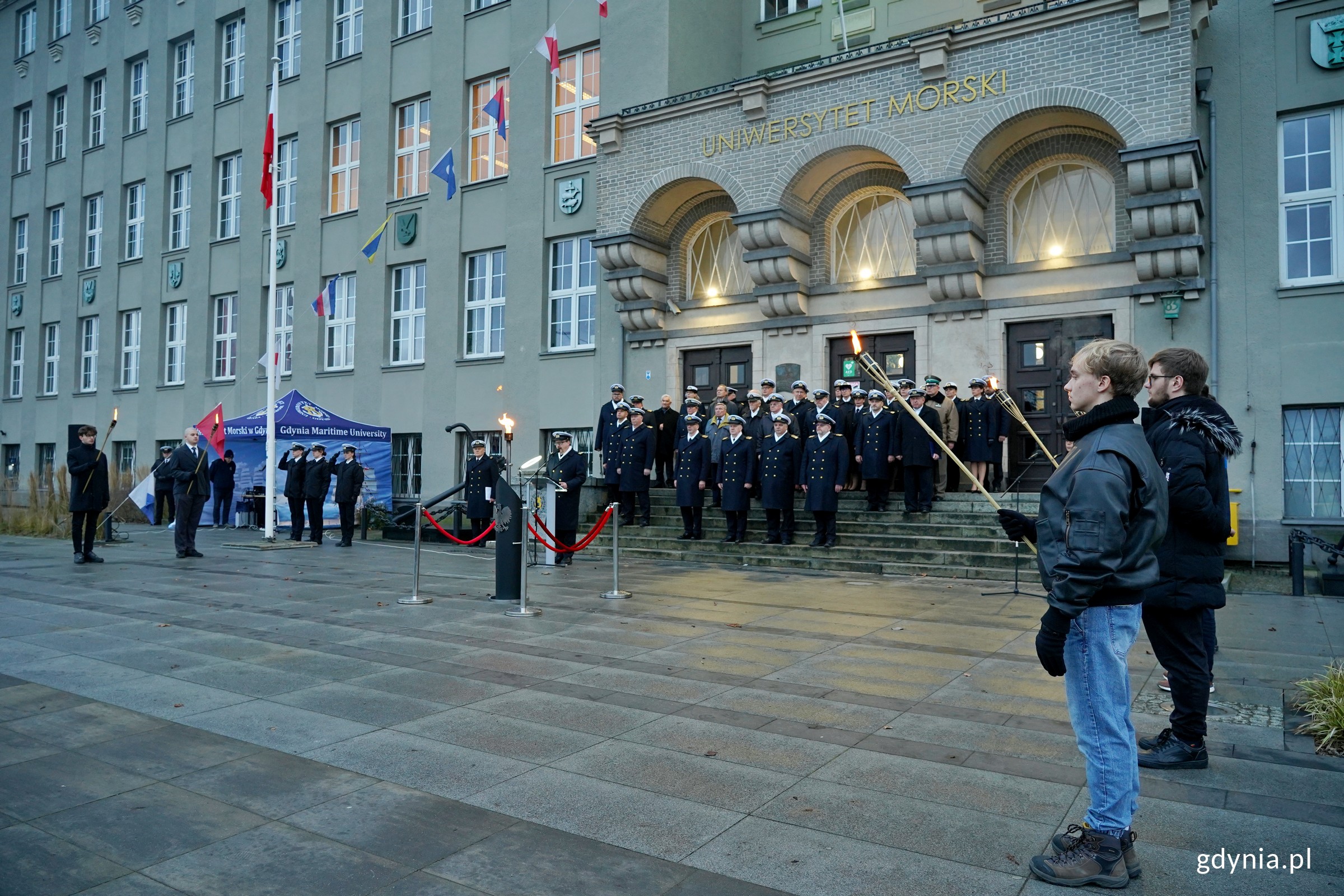 Apel pamięci przy blasku pochodni przed budynkiem głównym Uniwersytetu Morskiego był częścią obchodów święta uczelni (fot. Magdalena Czernek)