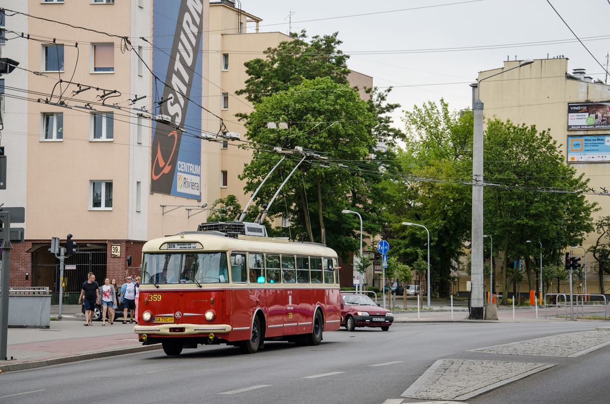 Zabytkowy trolejbus na ul. Świętojańskiej 