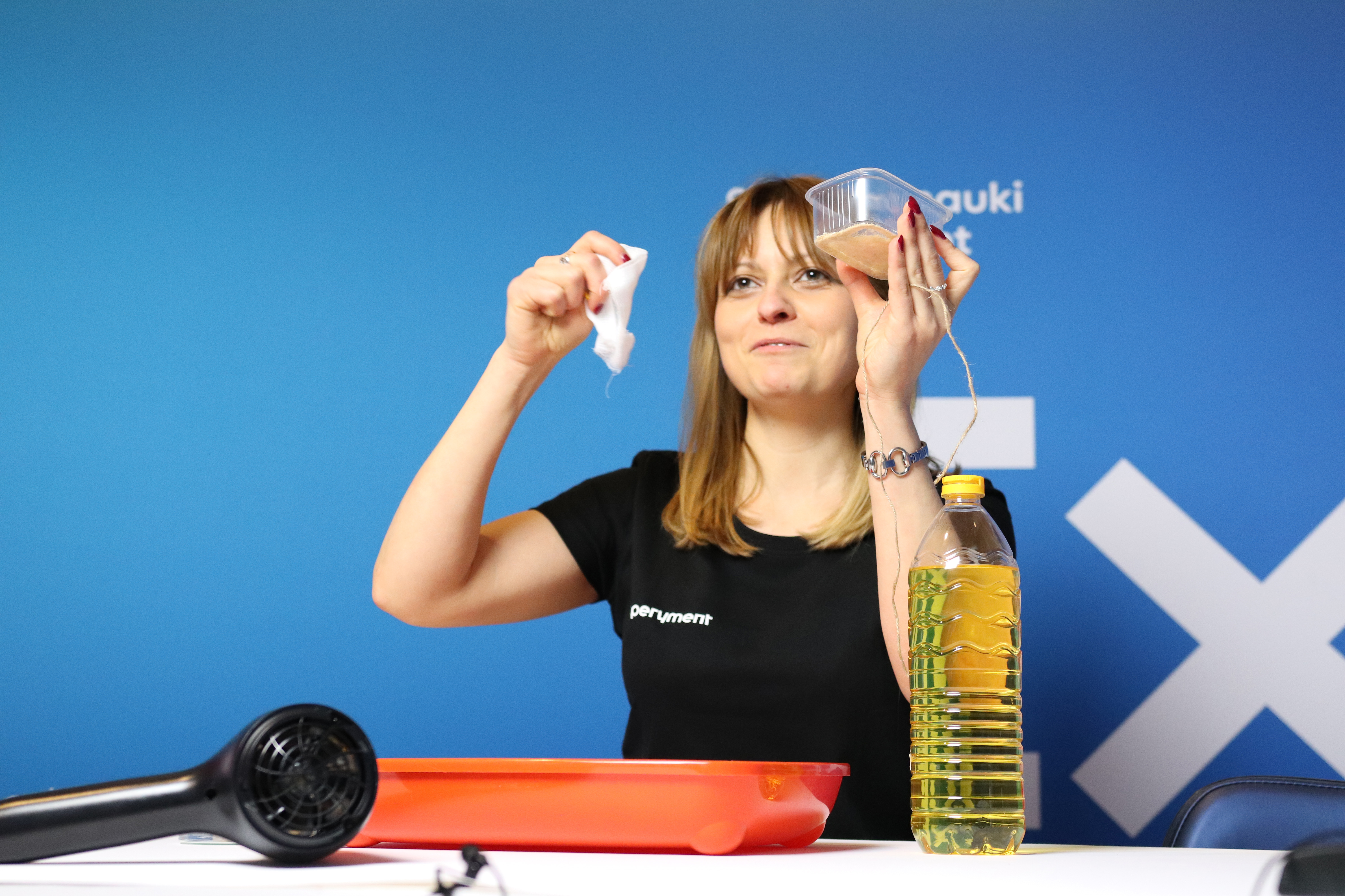 Pomysł na domowy eksperyment - edukatorka z CN EXPERYMENT w czasie warsztatów online. Mat. CNE