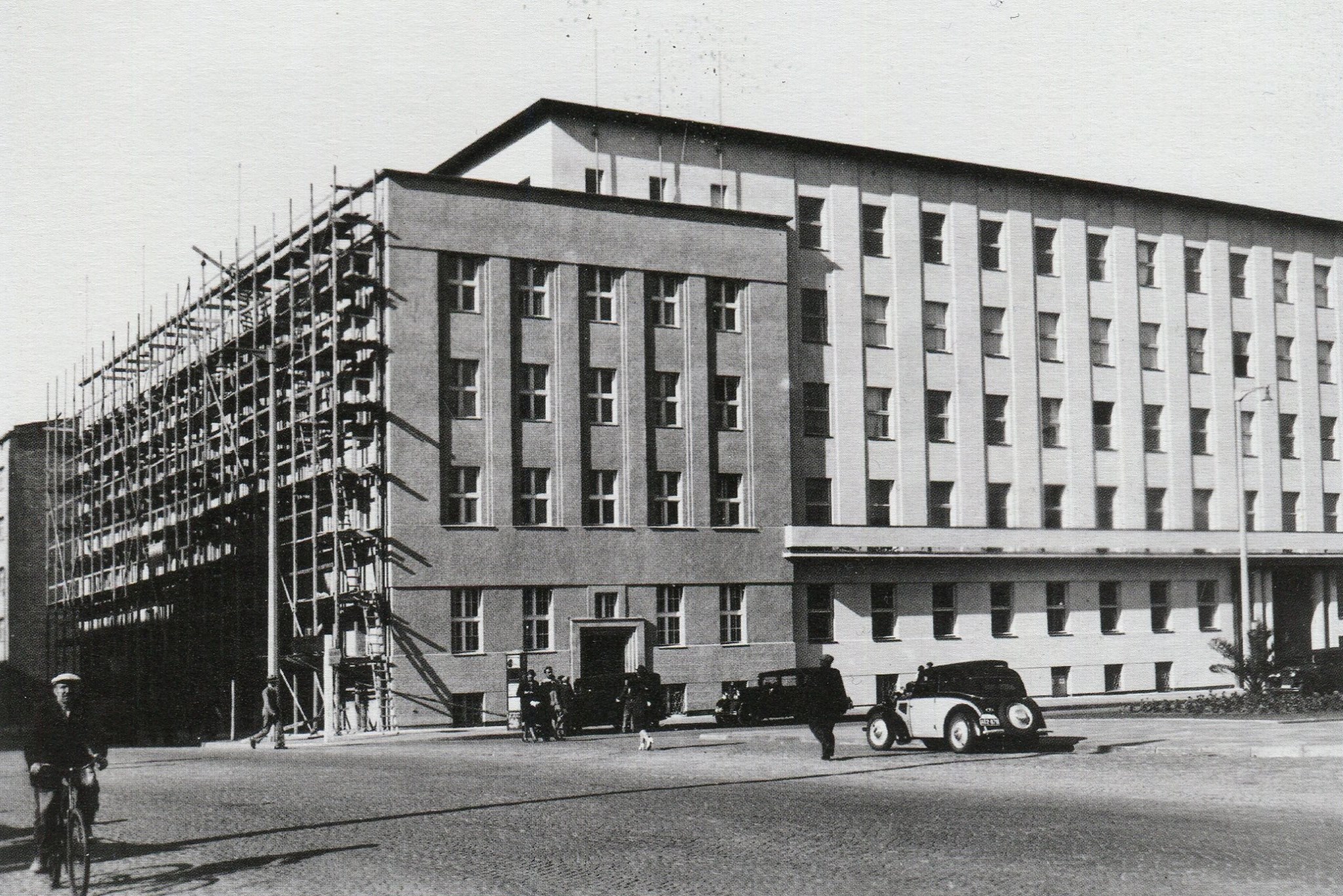 Przedwojenne, czarnobiałe zdjęcie pokazujace budynek Komisariatu Rządu w Gdyni.
