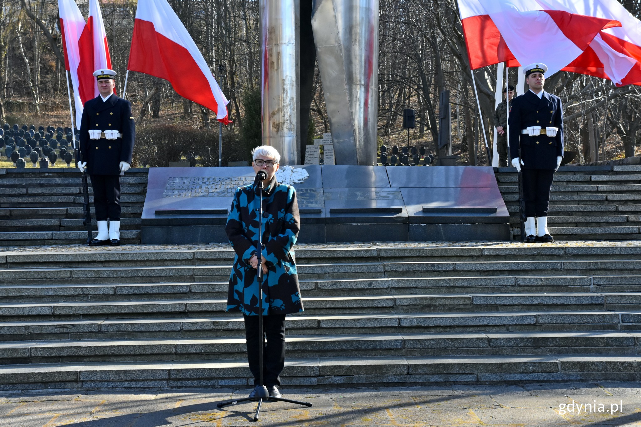 Joanna Zielińska – przewodnicząca Rady Miasta Gdyni wyglosiła przemówienie z okazji 77. rocznicy zakończenia walk o Gdynię. Z tyłu: posterunek honorowy przy pomniku Obrońców Wybrzeża na Cmentarzu Wojennym w Gdyni // fot. Magdalena Czernek