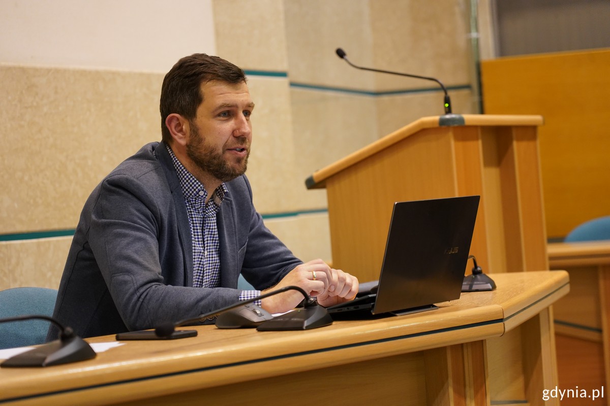  Marcin Zawisza, przewodniczący Rady&nbsp;ds. Mężczyzn podczas posiedzenia w sali obrad