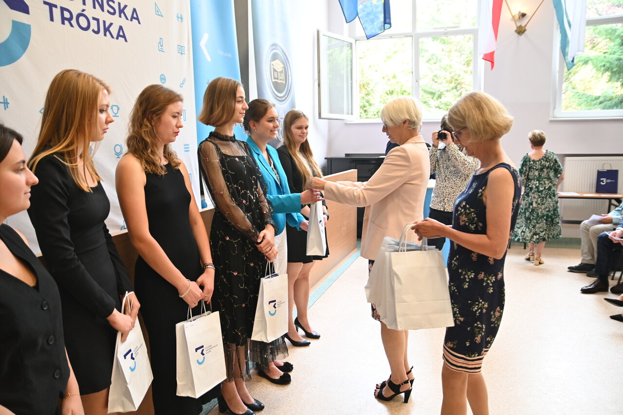 Podwójny jubileusz III LO im. Marynarki Wojennej w Gdyni - Joanna Zielińska, przewodnicząca Rady Miasta Gdyni wręcza nagrody 