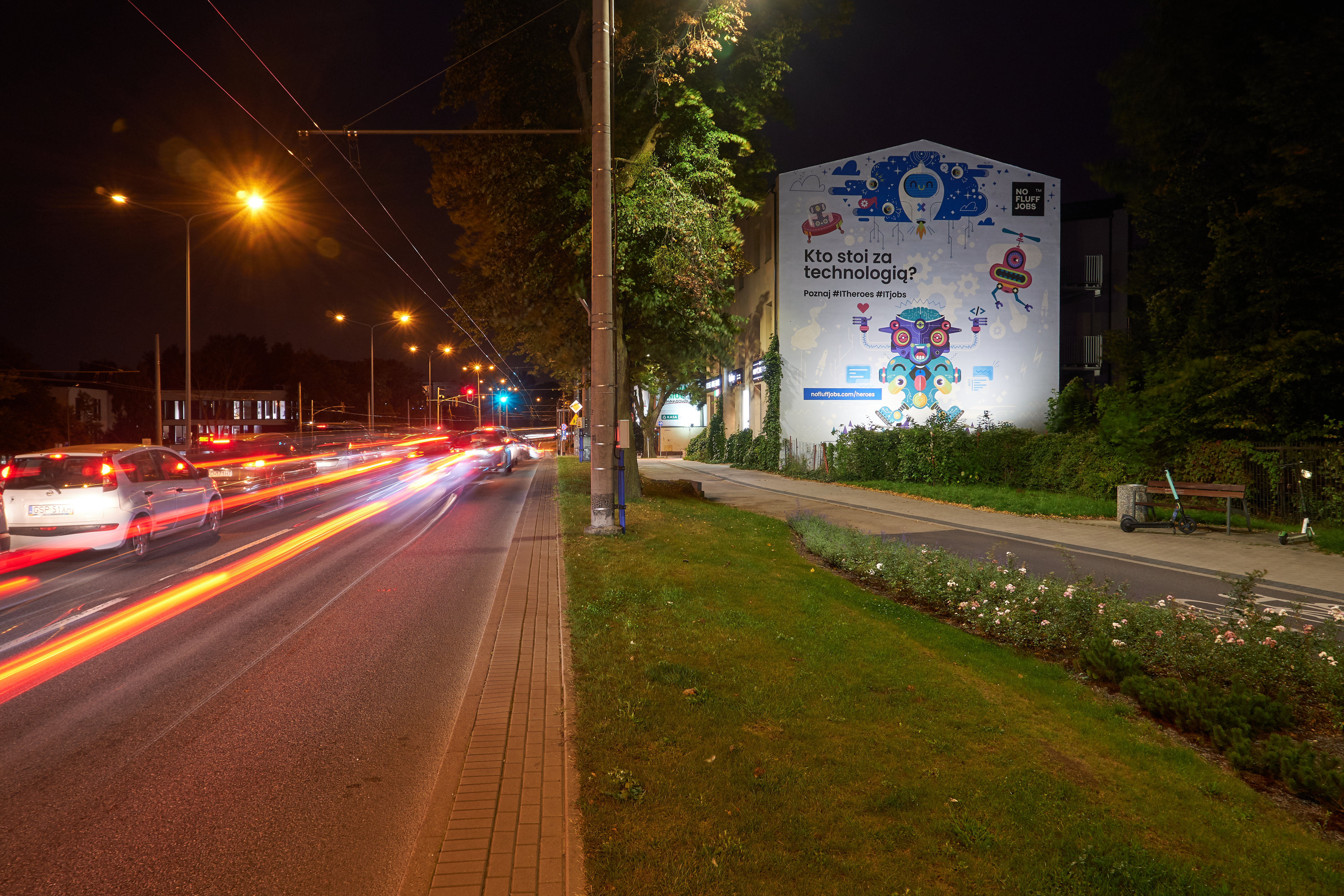Mural widziany nocą. // fot. mat. prasowe