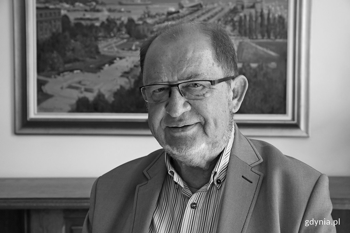na zdjęciu dyrektor Jerzy Zając przy obrazie Gdyni