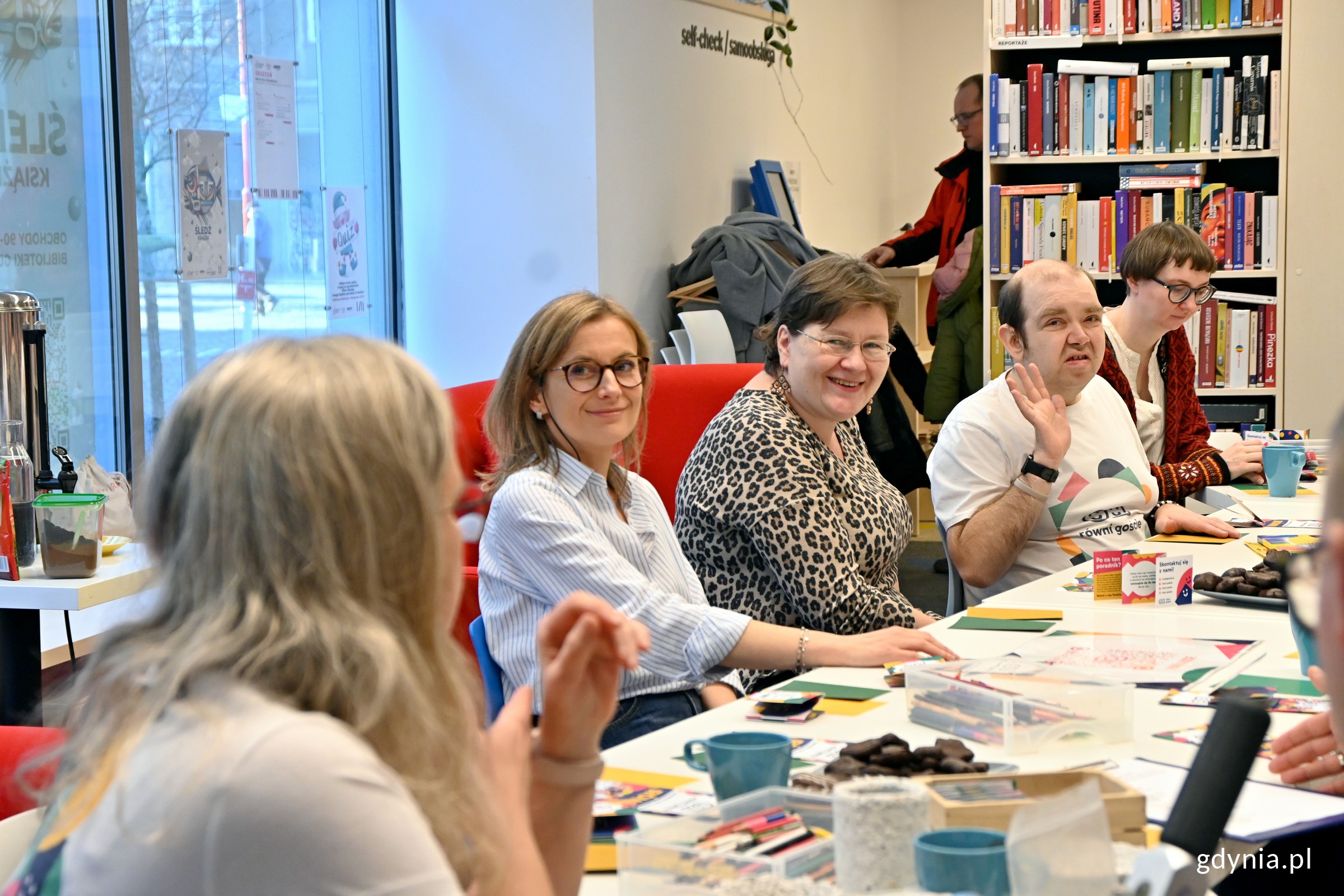 Warsztaty z pracownikami Biblioteki Gdynia w ramach projektu &bdquo;R&oacute;wni goście&rdquo; (fot. Magdalena Czernek)