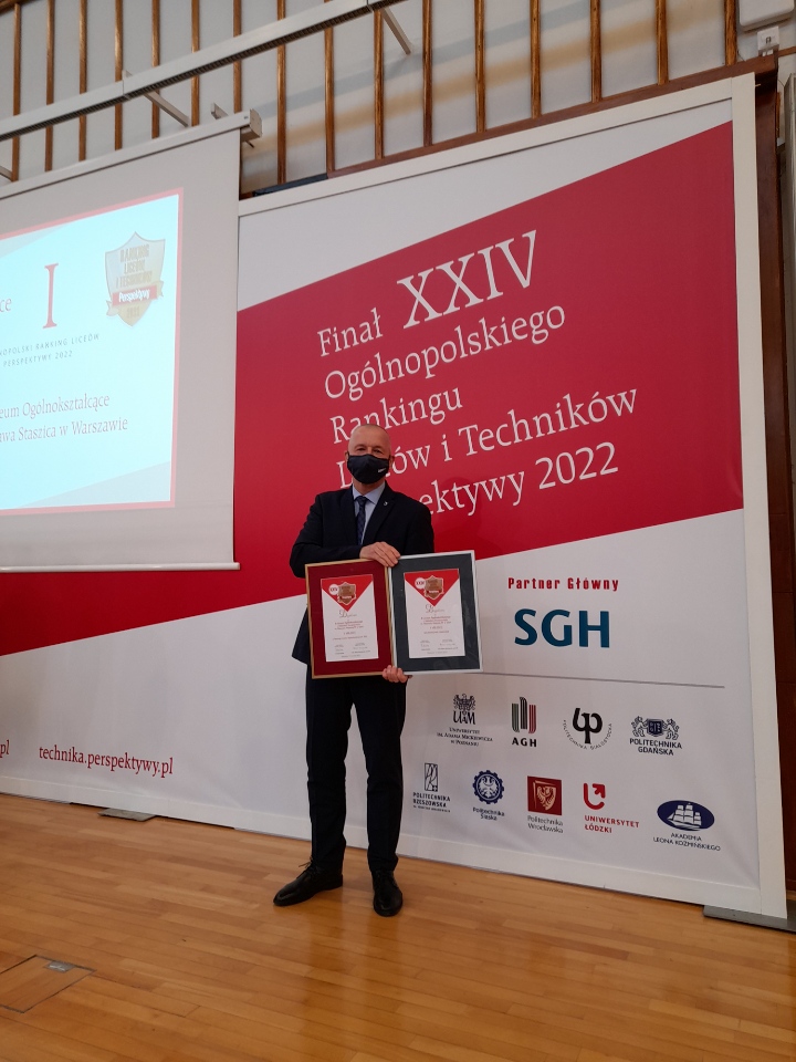 Wiesław Kosakowski, dyrektor III LO w Gdyni odebrał dyplom dla najlepszej szkoły w województwie pomorskim // fot. materiały prasowe