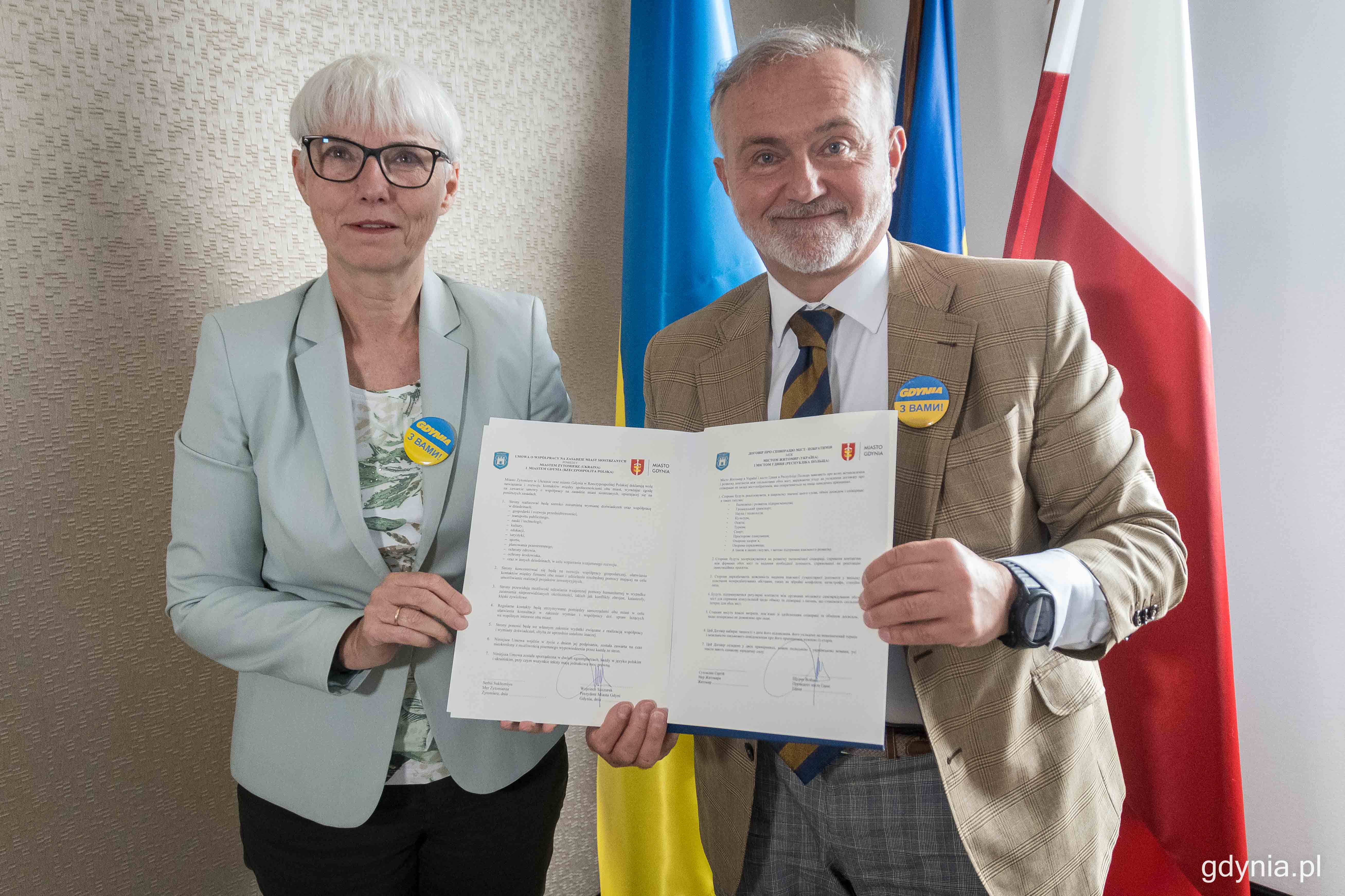 Przewodnicząca Rady Miasta Gdyni, Joanna Zielińska (na zdjęciu z lewej) i prezydent Gdyni Wojciech Szczurek (z prawej strony) z podpisaną umową dotyczącą współpracy Gdyni i Żytomierza, fot. Kamil Złoch